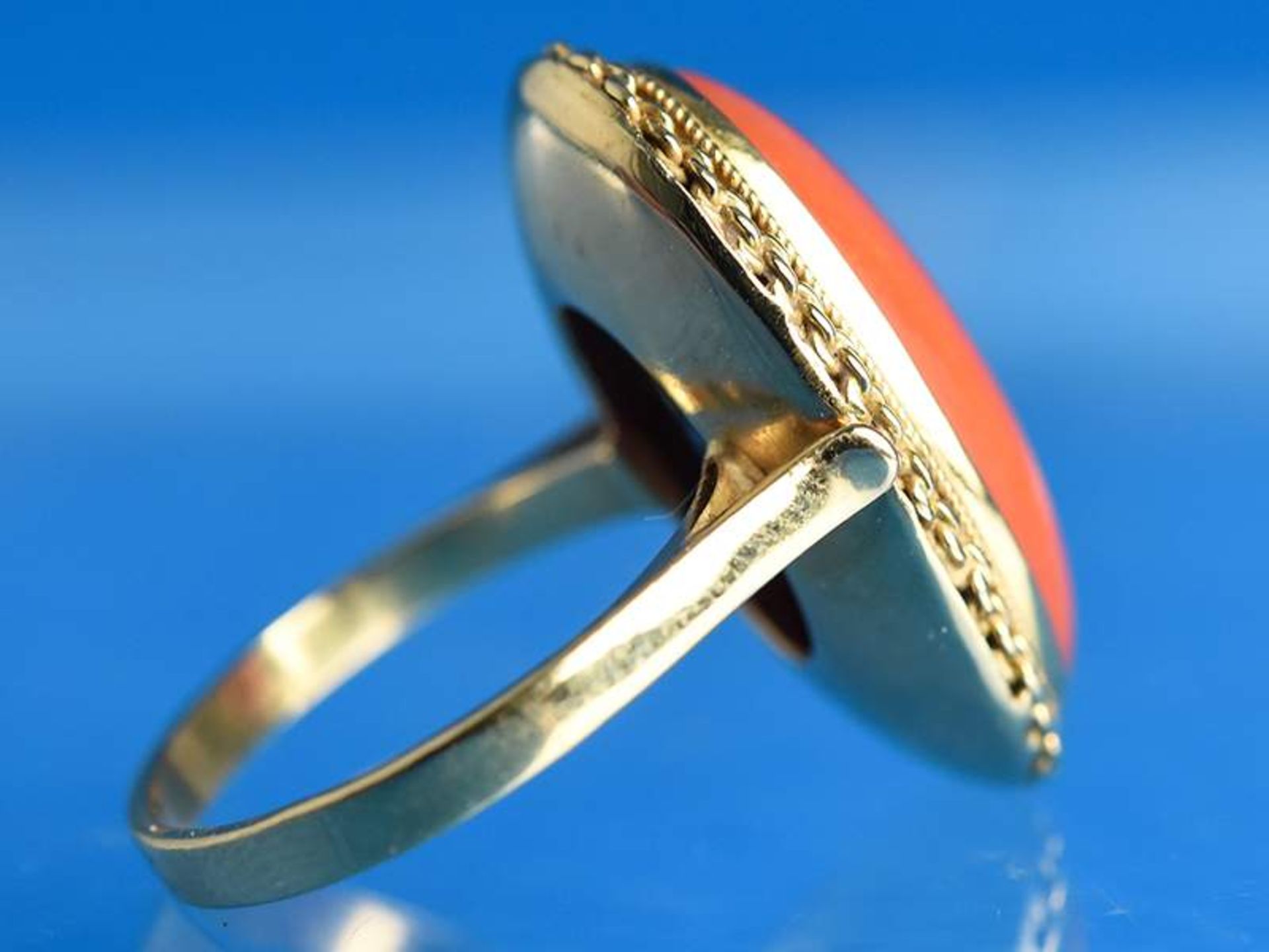 Ring mit Korallencabochon, 20. Jh.
750/-Gelbgold. Gesamtgewicht ca. 5,8 g. Ovaler Korallencabochon - Image 2 of 4