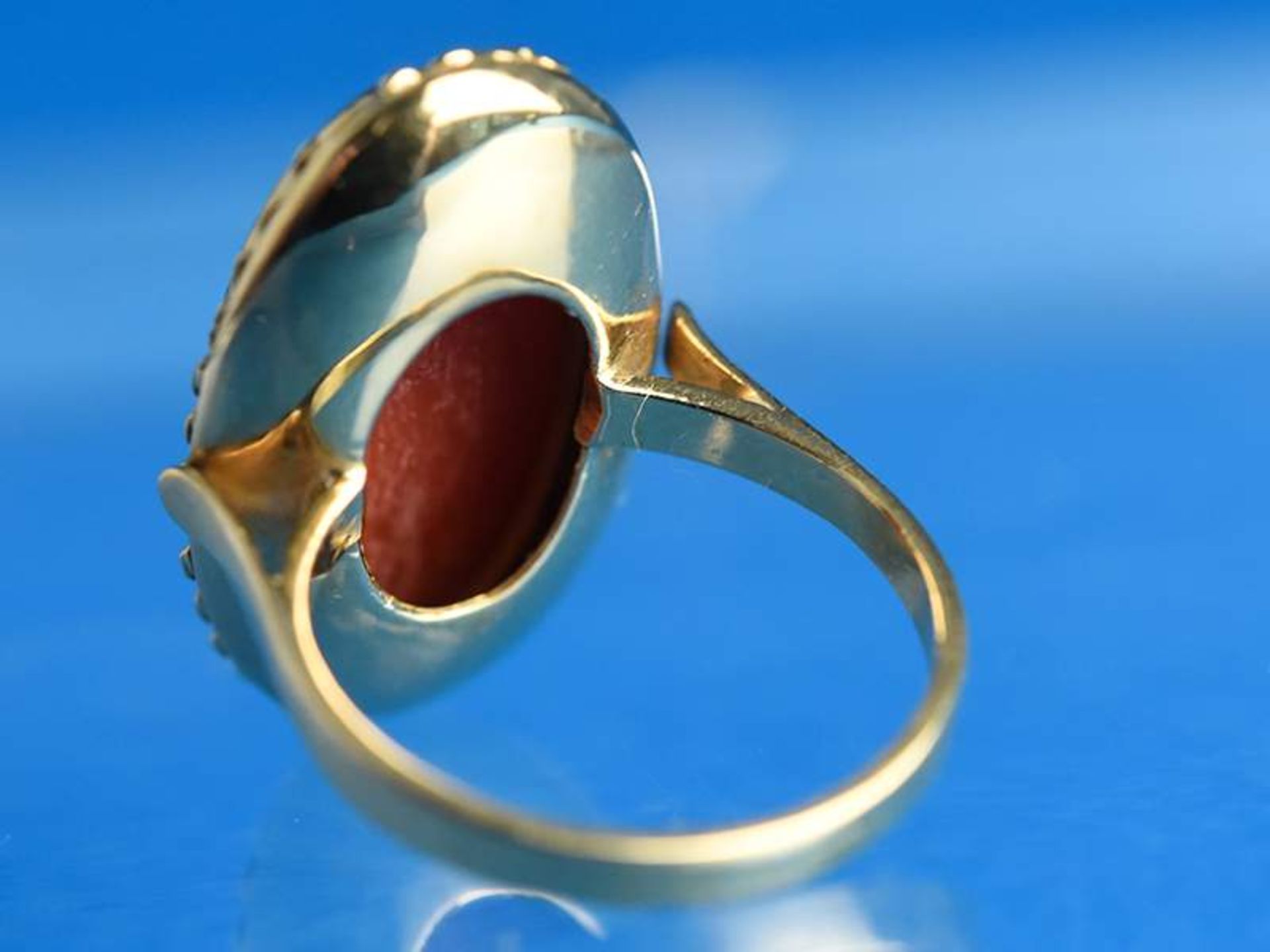 Ring mit Korallencabochon, 20. Jh.
750/-Gelbgold. Gesamtgewicht ca. 5,8 g. Ovaler Korallencabochon - Image 3 of 4