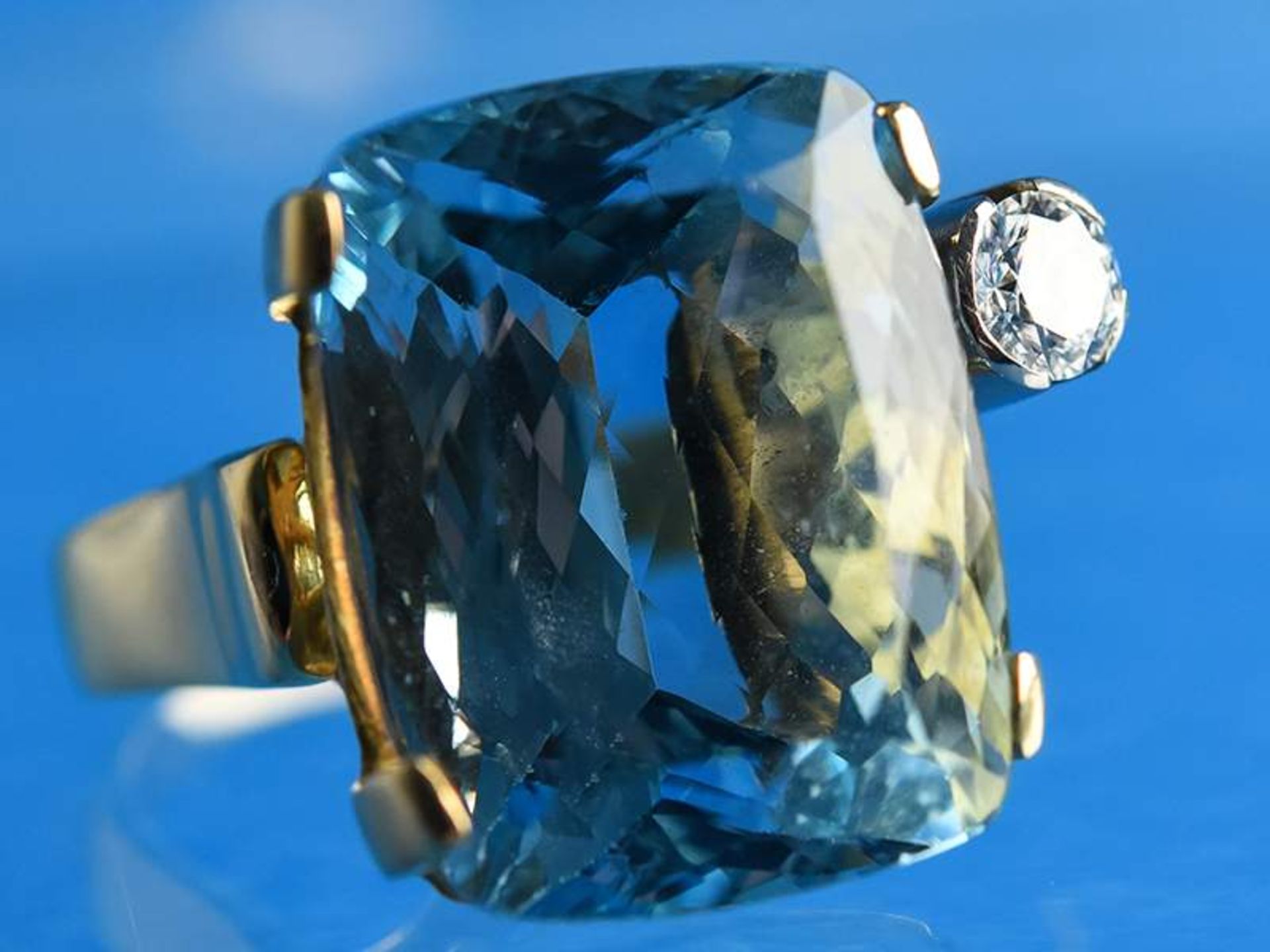 Moderner Ring mit Aquamarin von ca. 35 ct und einem Brillanten von ca. 0,45 ct,