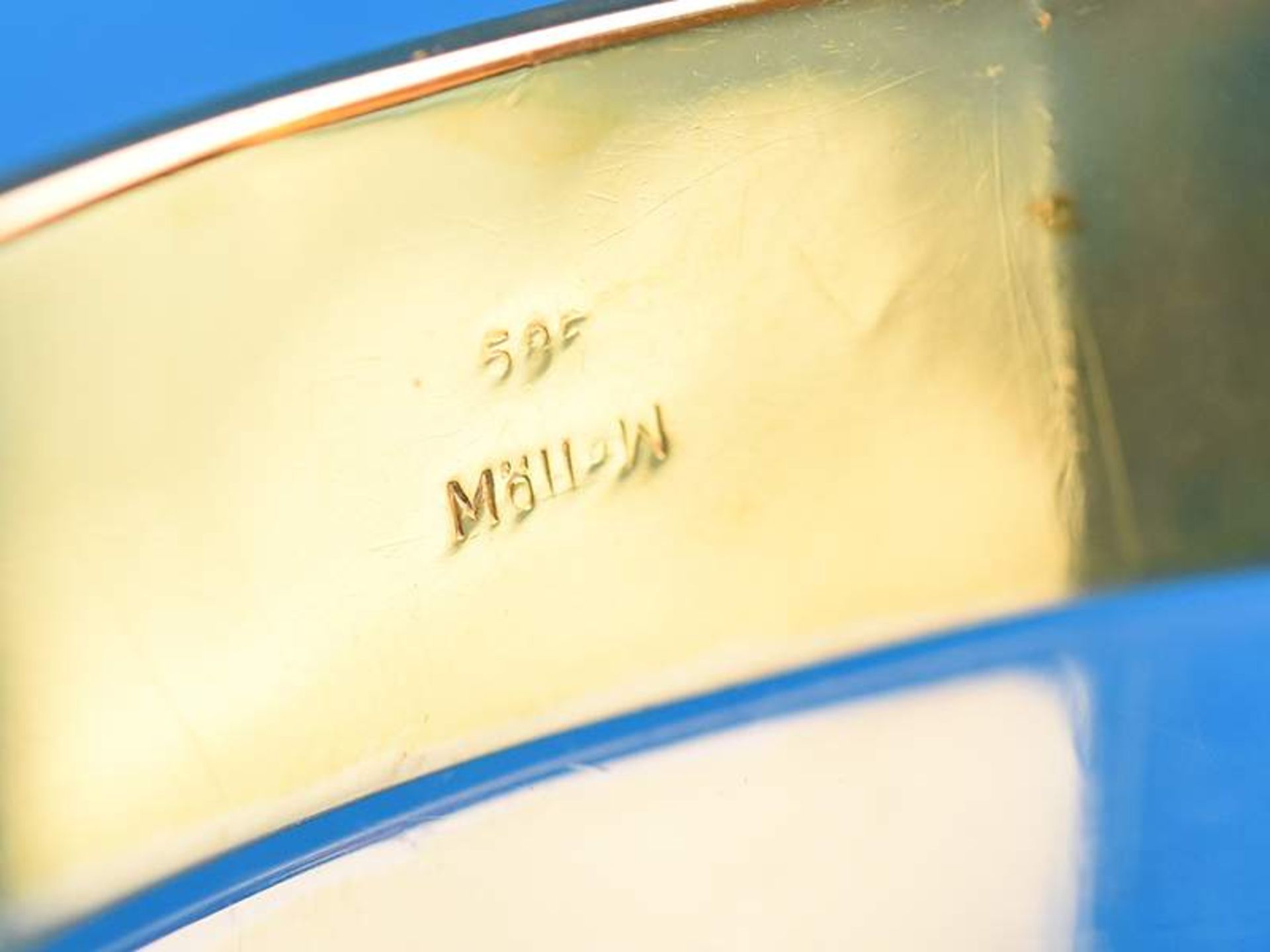 Armreifen mit Citrin, Goldschmiedearbeit, 20. Jh.
585/-Gelbgold. Gesamtgewicht ca. 25,5 g. Runde - Image 3 of 3