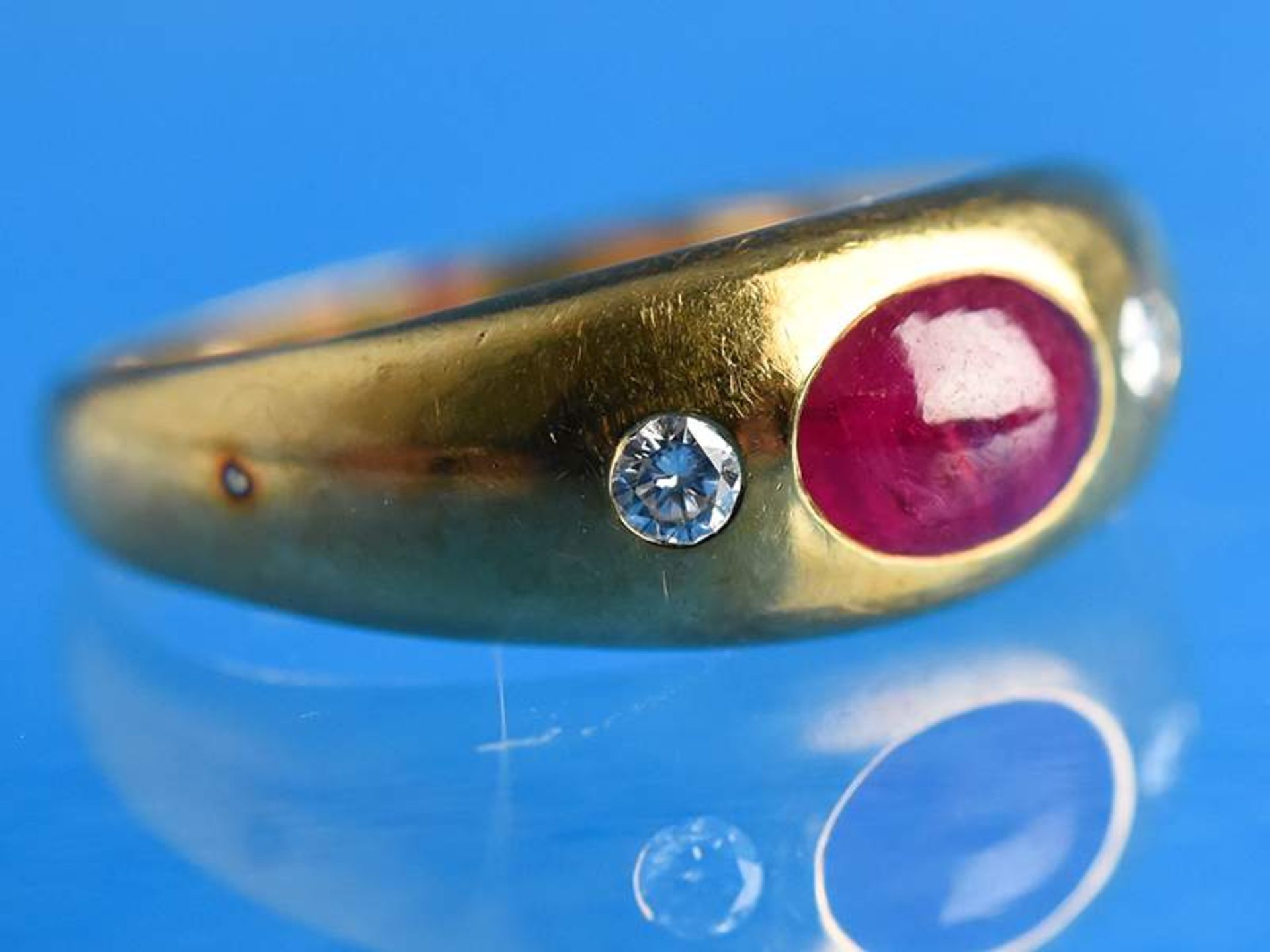 Bandring mit Rubincabochon und 2 Brillanten, zusammen ca. 0,10 ct, 20. Jh. 
585/-Gelbgold.