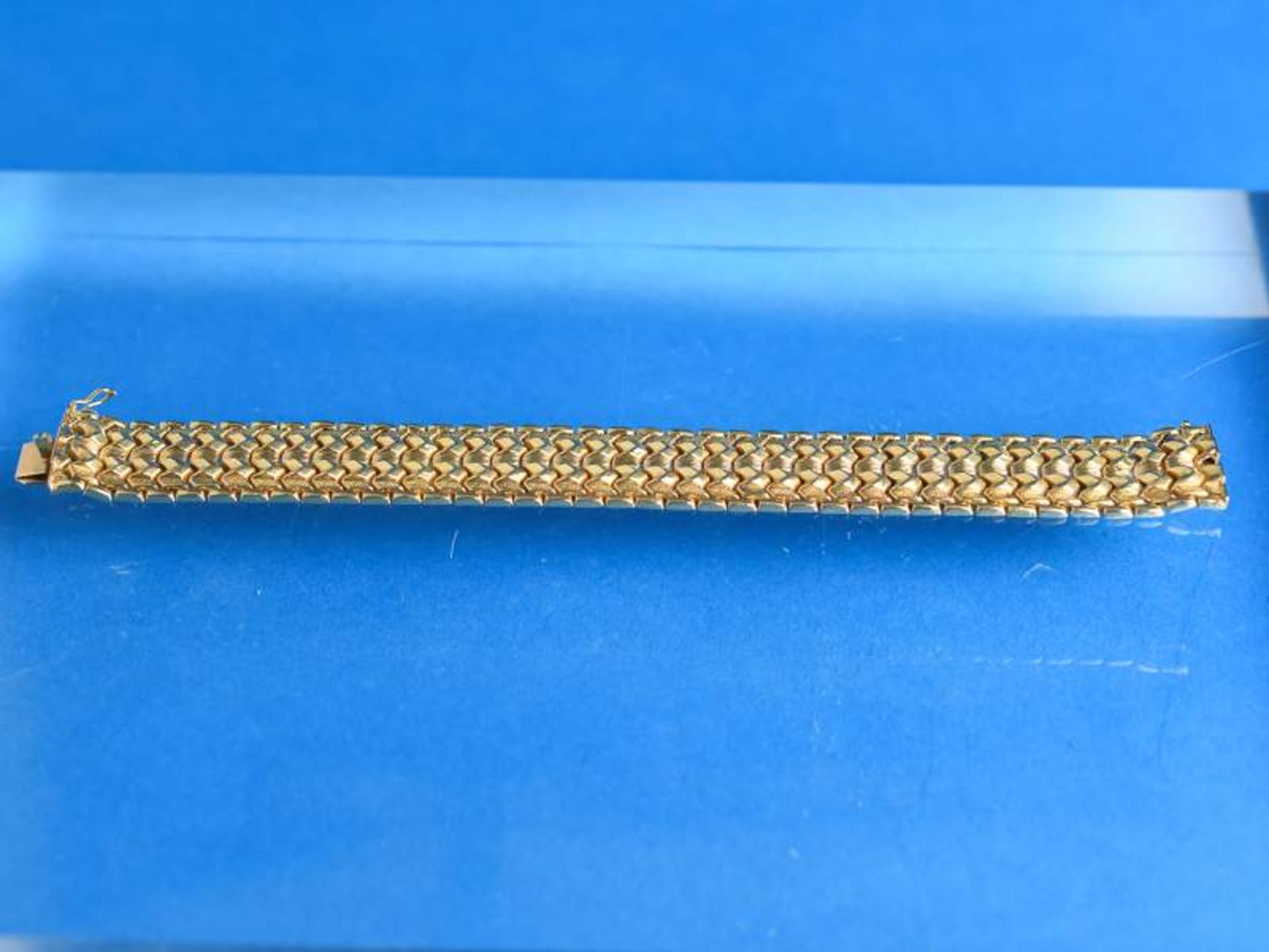 Armband, Italien, 1960er Jahre
750/-Gelbgold. Gesamtgewicht ca. 31,2 g. Breite Bandform mit - Image 2 of 4