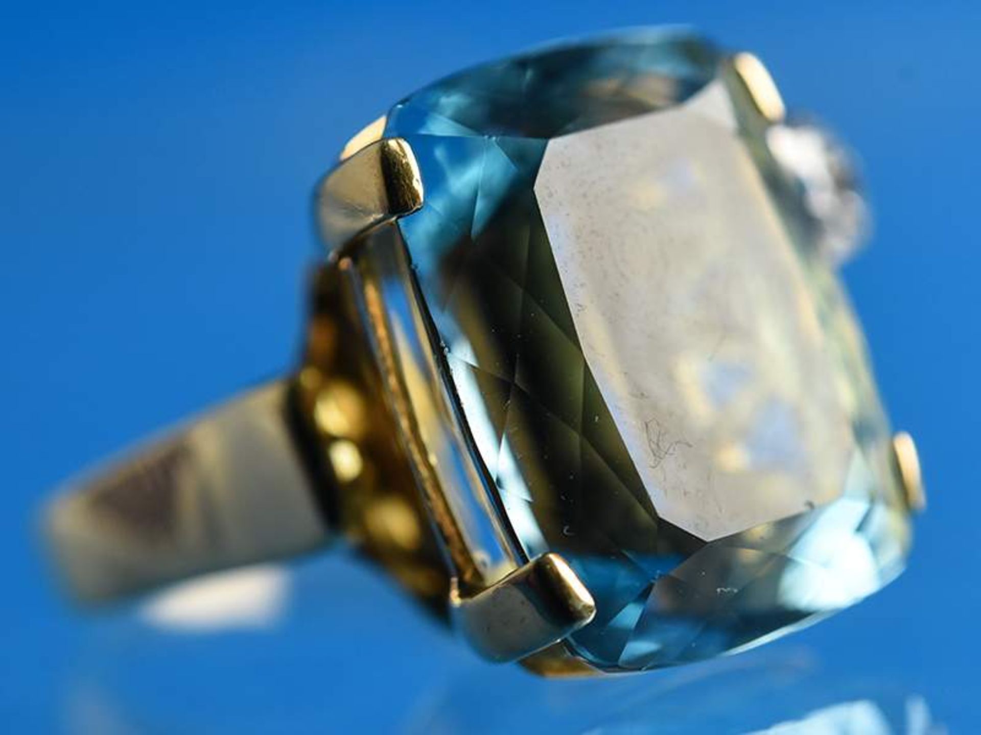 Moderner Ring mit Aquamarin von ca. 35 ct und einem Brillanten von ca. 0,45 ct, - Image 5 of 8