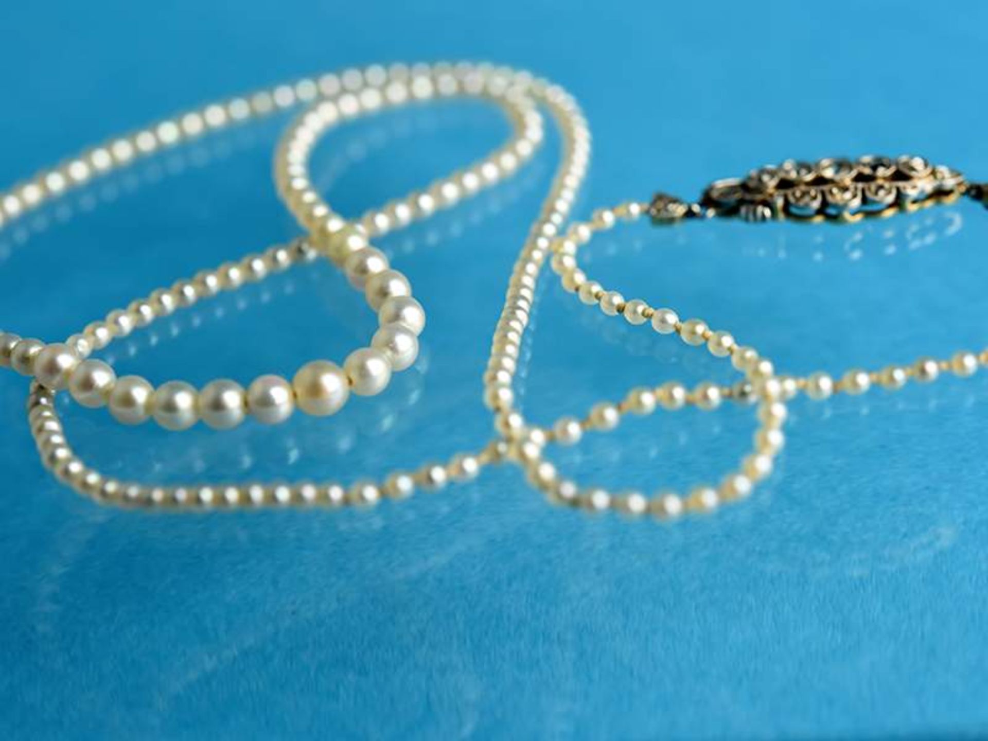 Orientperlenkette mit Diamantschloß, Art Deco Orientperlen mit seitlichem Verlauf. Silbergrauer - Image 10 of 10