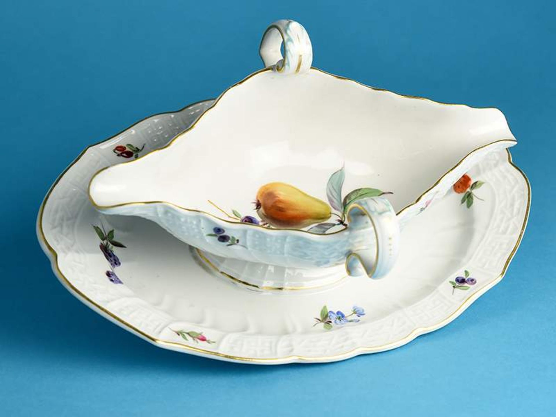 Sauçière, Meissen, um 1900 Weißporzellan mit polychromer Früchte- und Streublumenmalerei und