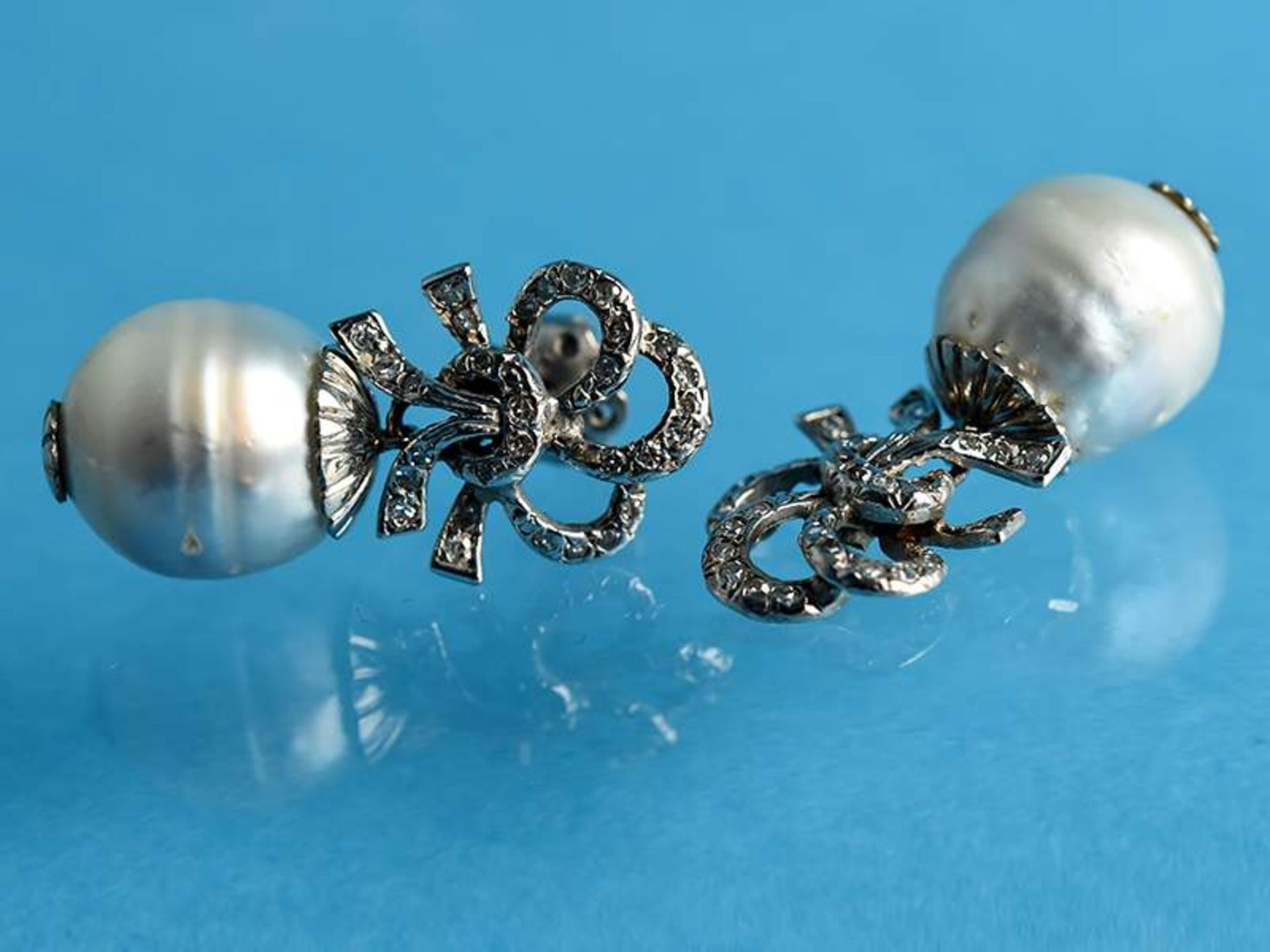 Paar Ohrgehänge mit Südseeperlen und kleinen Achtkant-Diamanten, 20. Jh. Gold mit ungeklärter