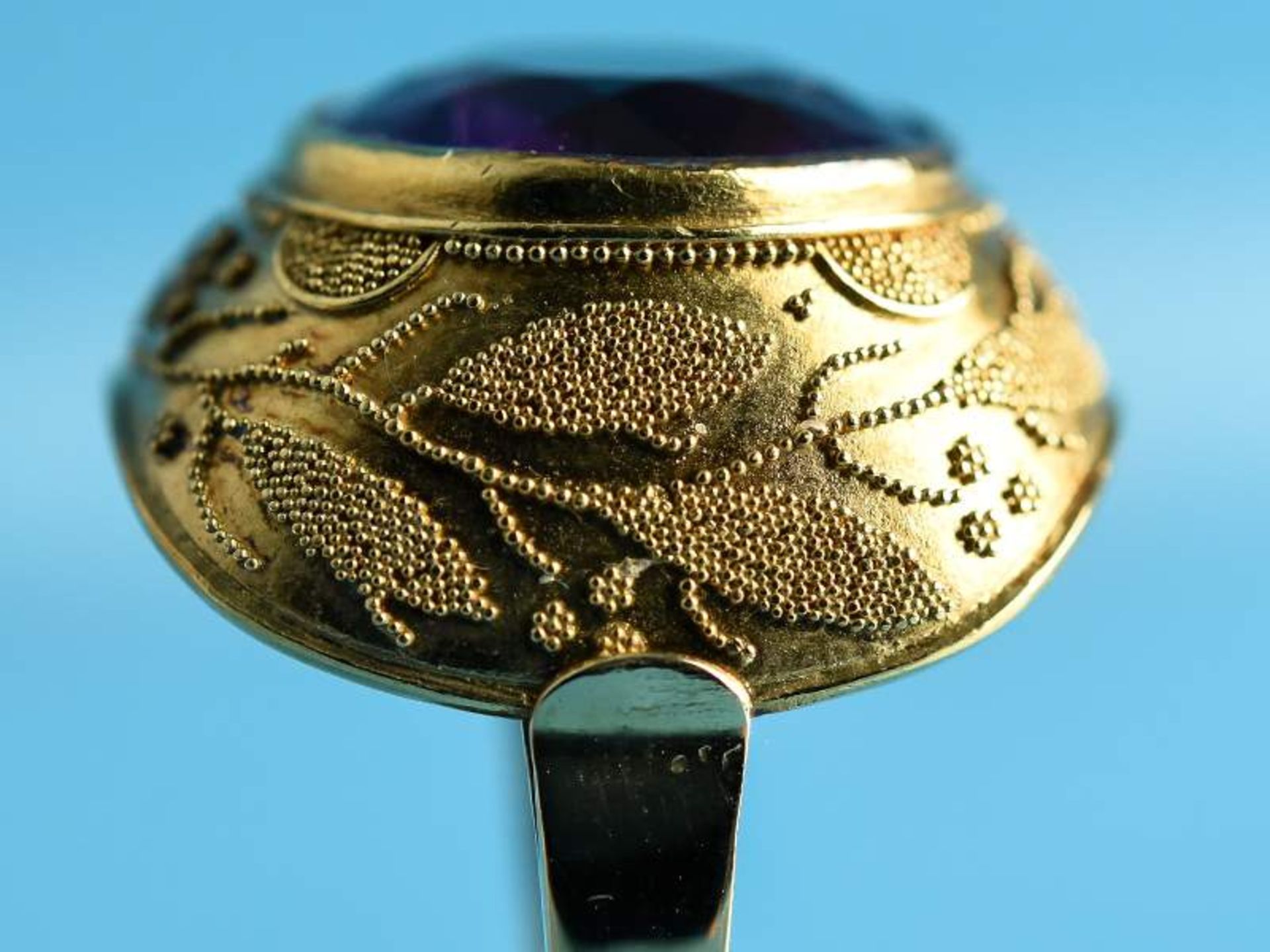 Ring mit Amethyst und Granulationsdekor, Goldschmiedearbeit, 20. Jh. 900/- Gelbgold. Gesamtgewicht - Image 8 of 13