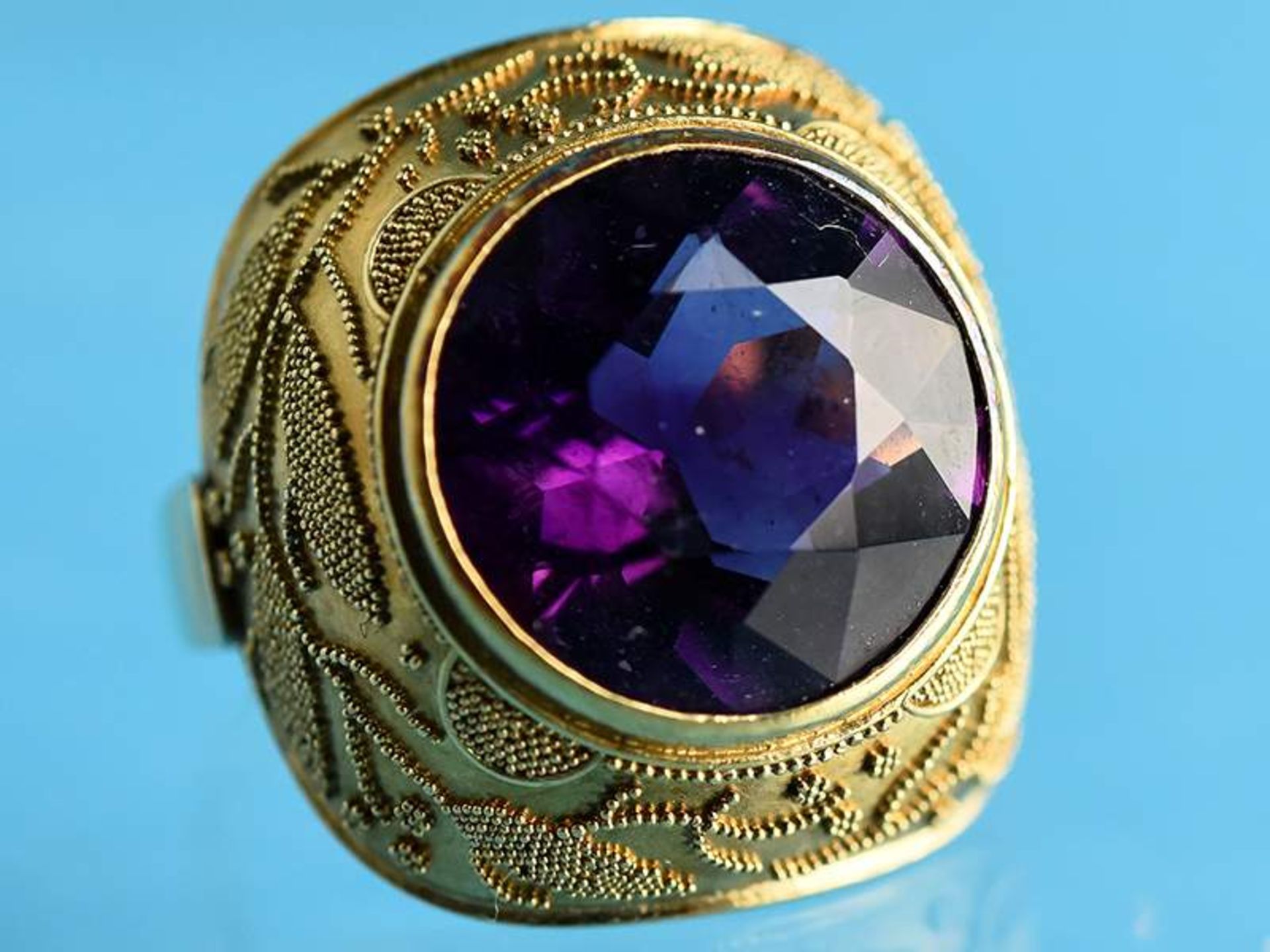 Ring mit Amethyst und Granulationsdekor, Goldschmiedearbeit, 20. Jh. 900/- Gelbgold. Gesamtgewicht