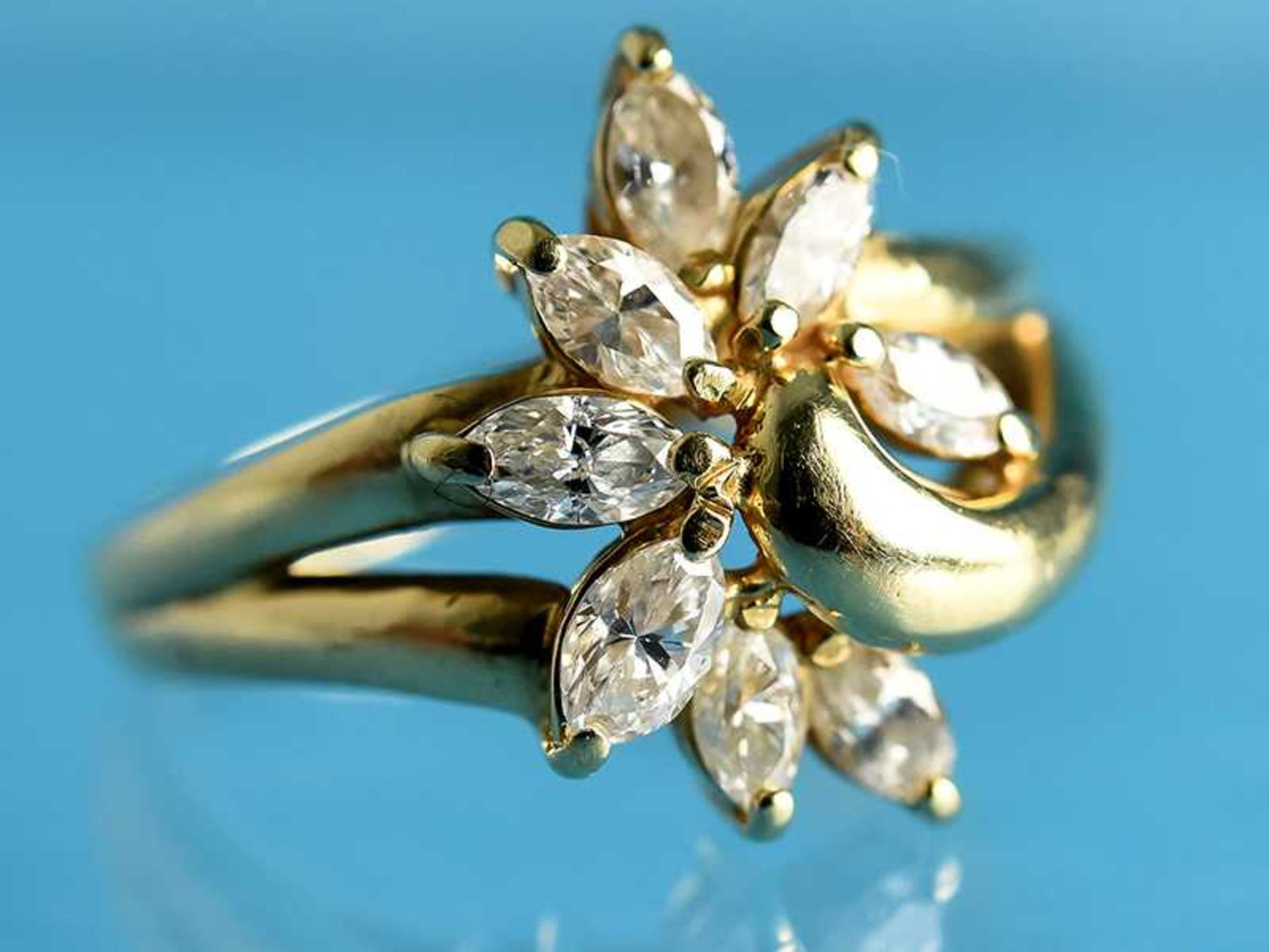 Ring mit 8 Diamant-Navettes, zusammen ca. 0,7 ct, 20. Jh. 750/- Gelbgold. Gesamtgewicht ca. 4,9 g.
