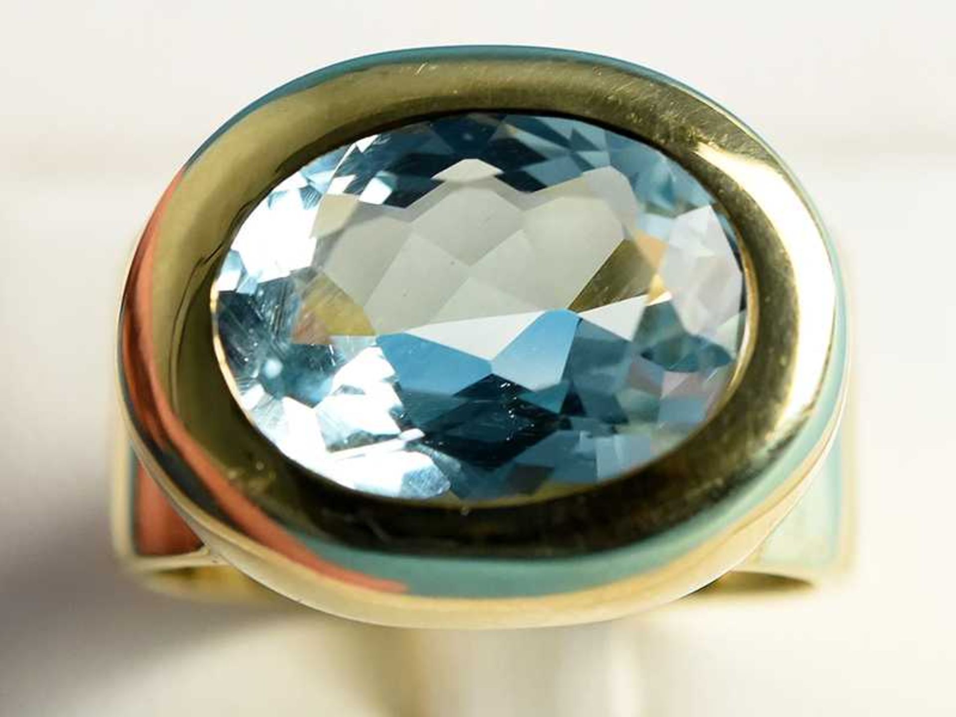 Massiver Bandring mit Aquamarin ca. 5,8 ct, Goldschmiedearbeit, 20. Jh. 585/- Gelbgold. - Image 7 of 10