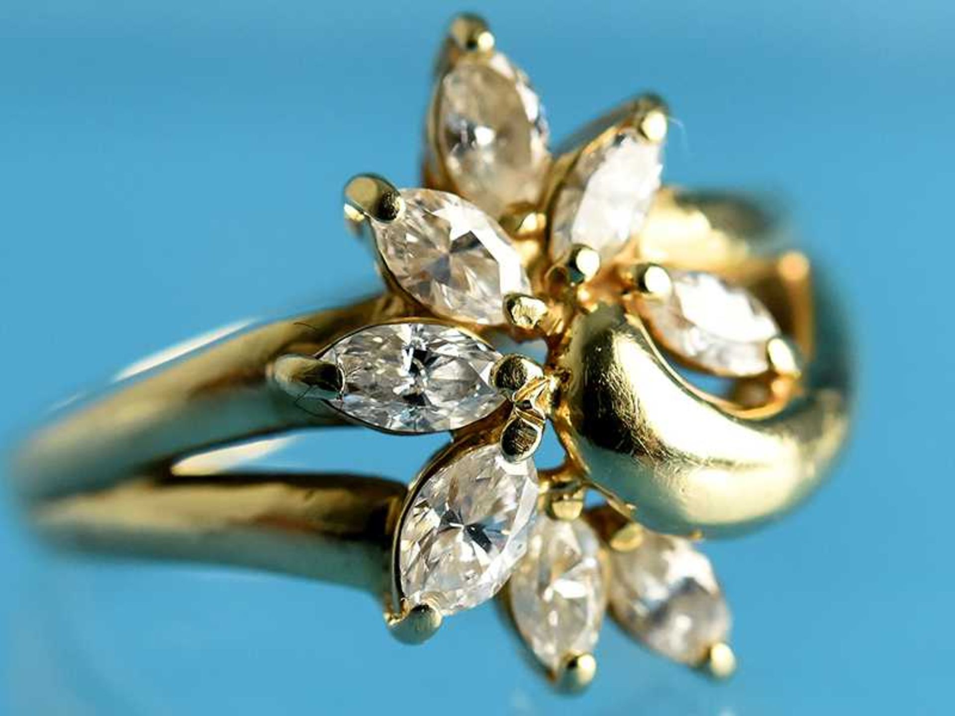 Ring mit 8 Diamant-Navettes, zusammen ca. 0,7 ct, 20. Jh. 750/- Gelbgold. Gesamtgewicht ca. 4,9 g. - Image 4 of 4