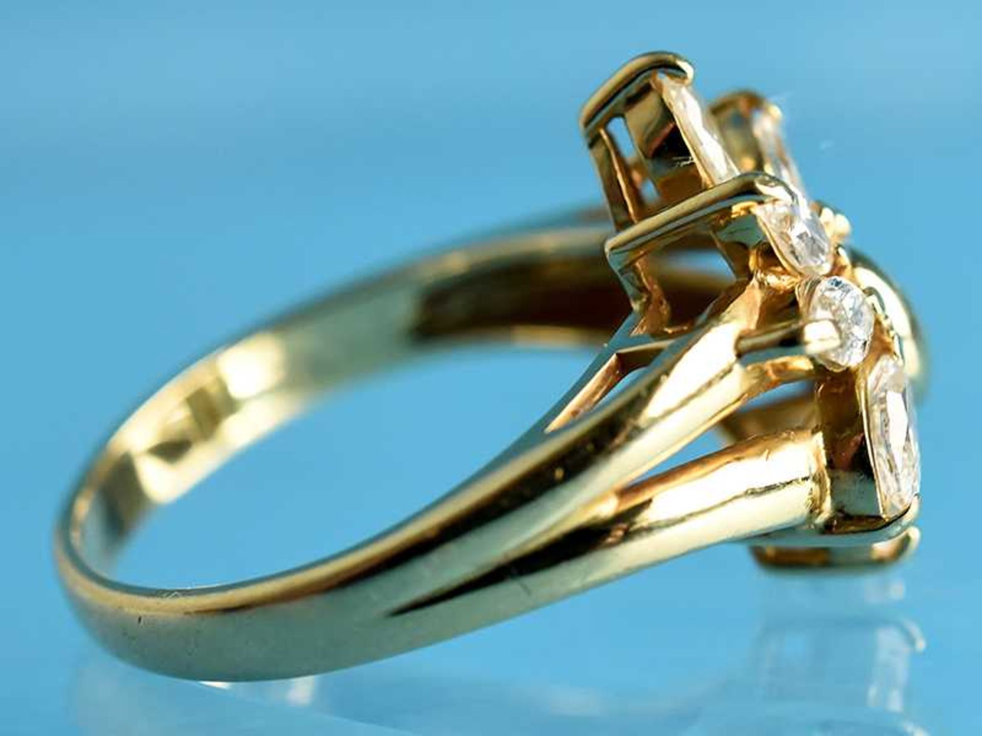 Ring mit 8 Diamant-Navettes, zusammen ca. 0,7 ct, 20. Jh. 750/- Gelbgold. Gesamtgewicht ca. 4,9 g. - Image 2 of 4