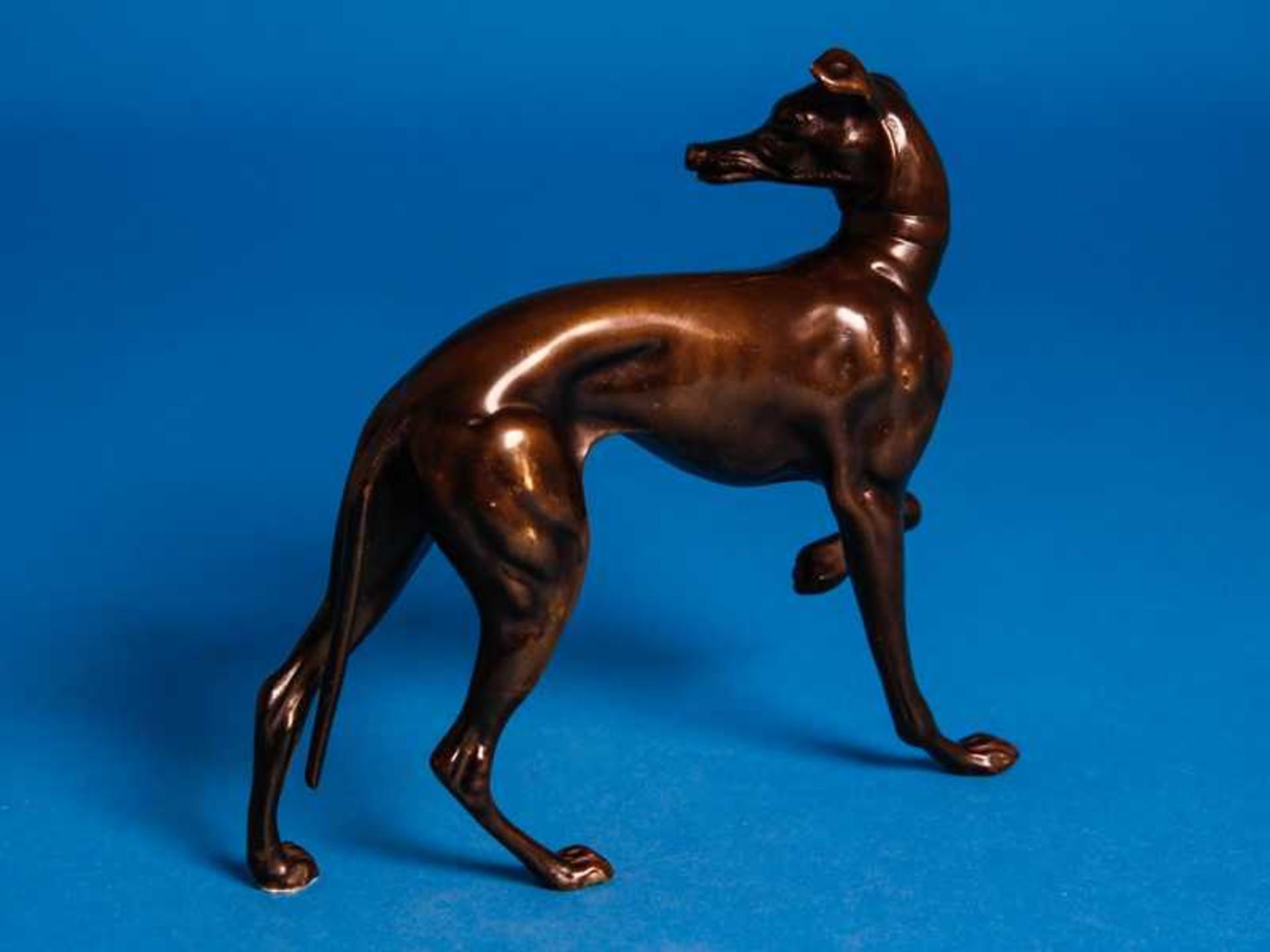 Tierplastik "Windhund", um 1900 Bronze, patiniert. Vollplastischer Windhund in stehender Pose, das - Image 2 of 3