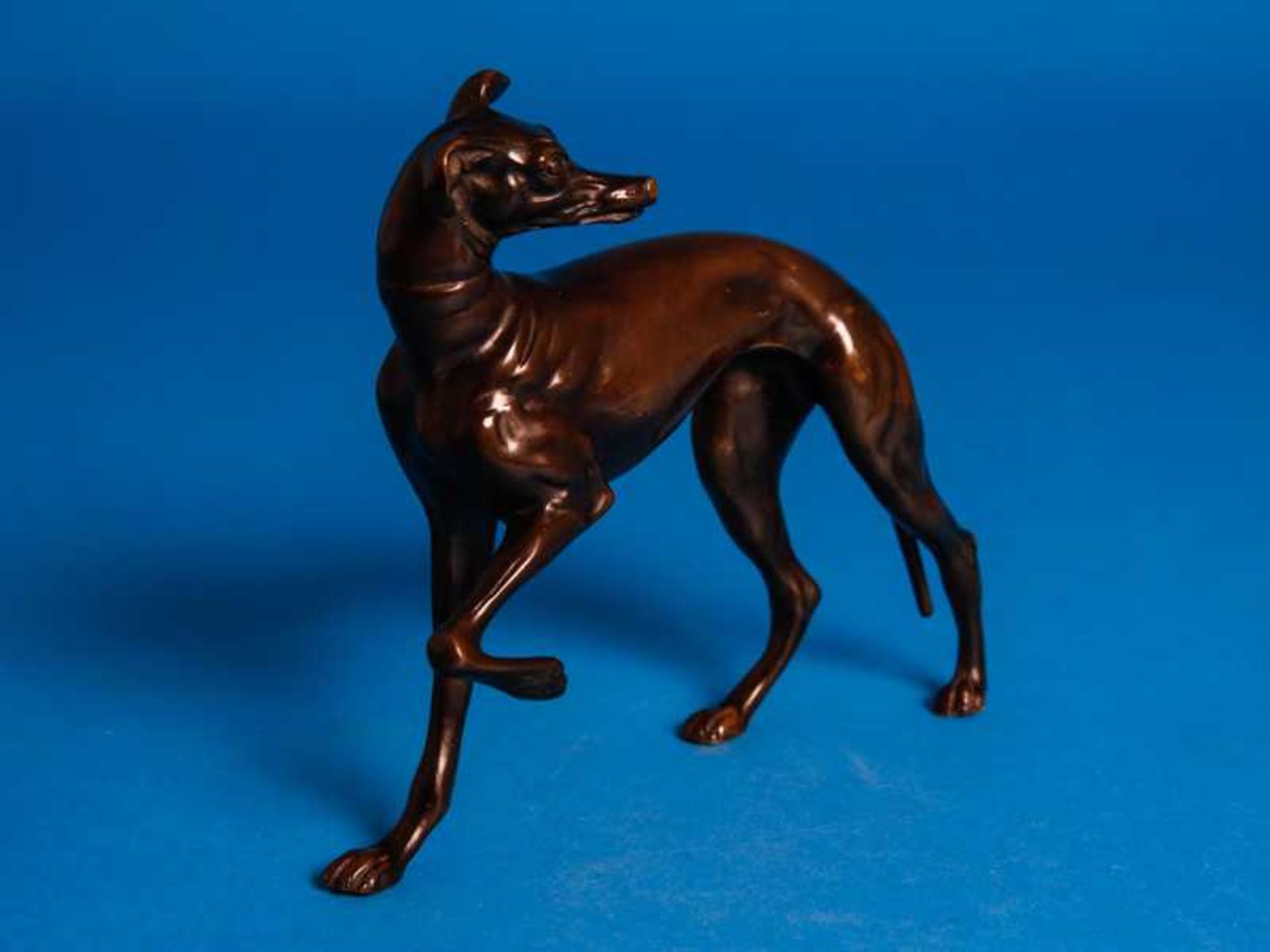 Tierplastik "Windhund", um 1900 Bronze, patiniert. Vollplastischer Windhund in stehender Pose, das - Image 3 of 3