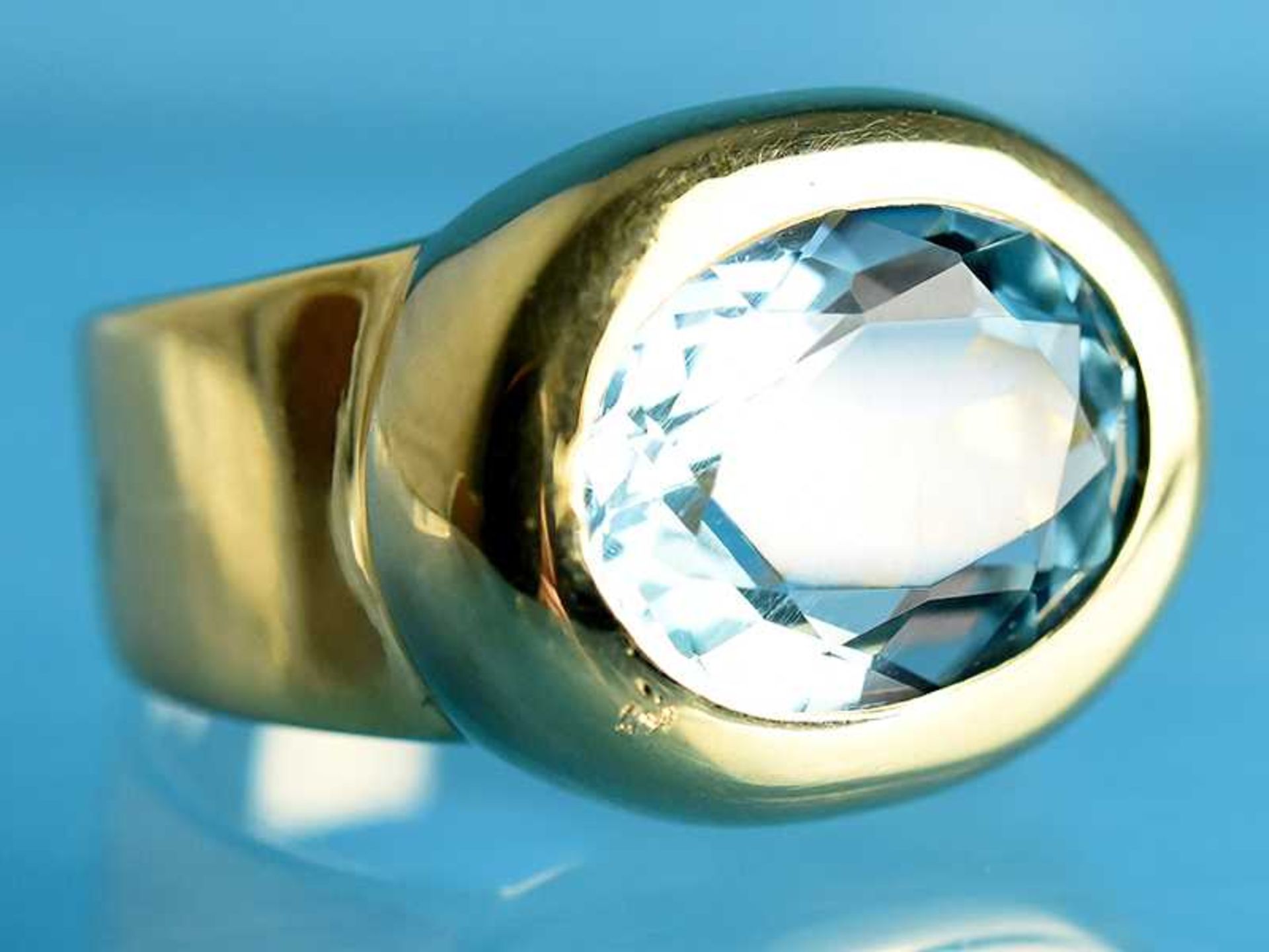 Massiver Bandring mit Aquamarin ca. 5,8 ct, Goldschmiedearbeit, 20. Jh. 585/- Gelbgold.