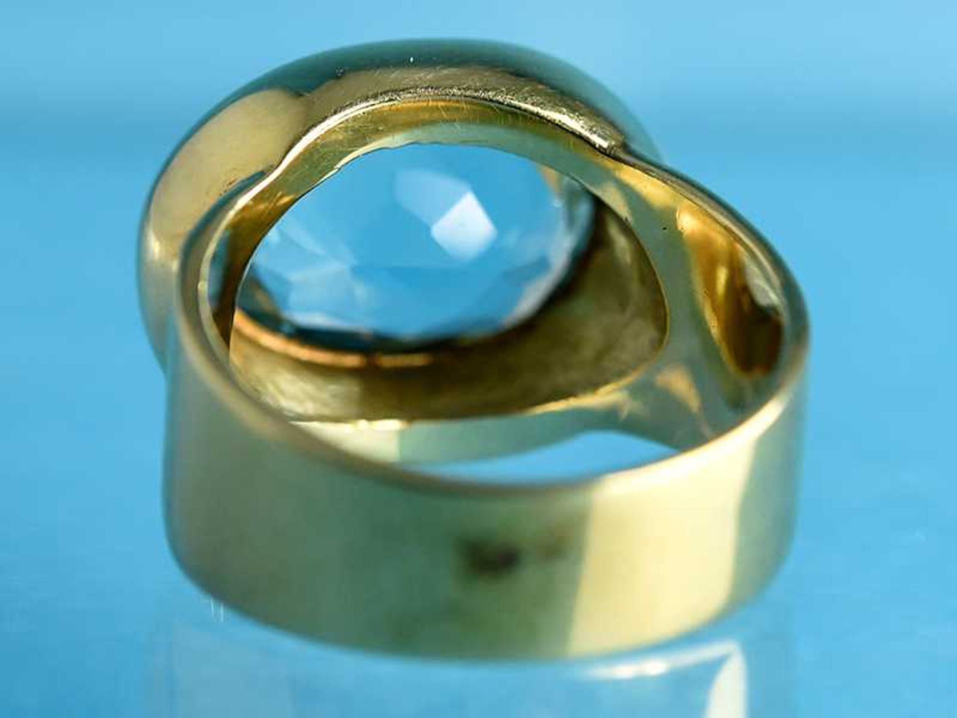 Massiver Bandring mit Aquamarin ca. 5,8 ct, Goldschmiedearbeit, 20. Jh. 585/- Gelbgold. - Image 3 of 10