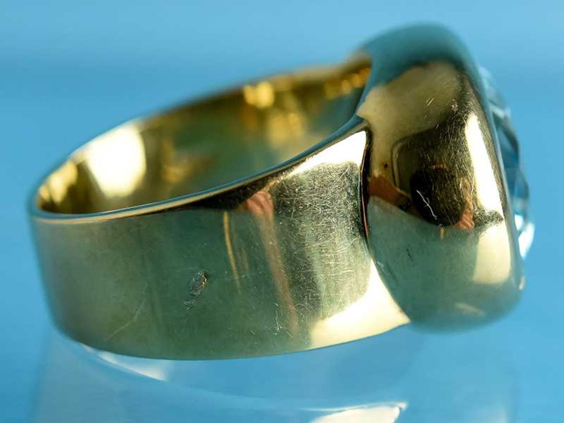 Massiver Bandring mit Aquamarin ca. 5,8 ct, Goldschmiedearbeit, 20. Jh. 585/- Gelbgold. - Image 2 of 10