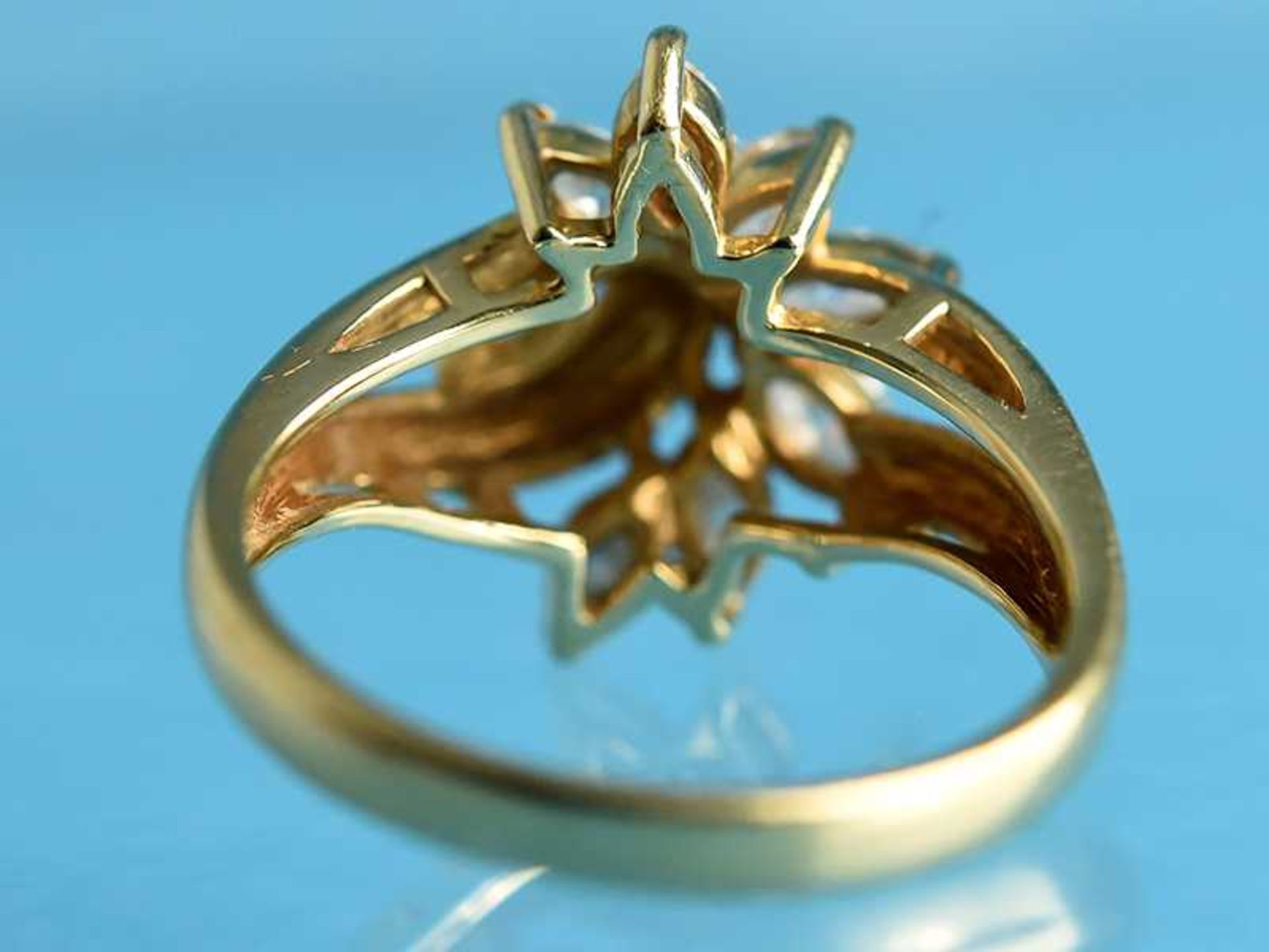 Ring mit 8 Diamant-Navettes, zusammen ca. 0,7 ct, 20. Jh. 750/- Gelbgold. Gesamtgewicht ca. 4,9 g. - Image 3 of 4