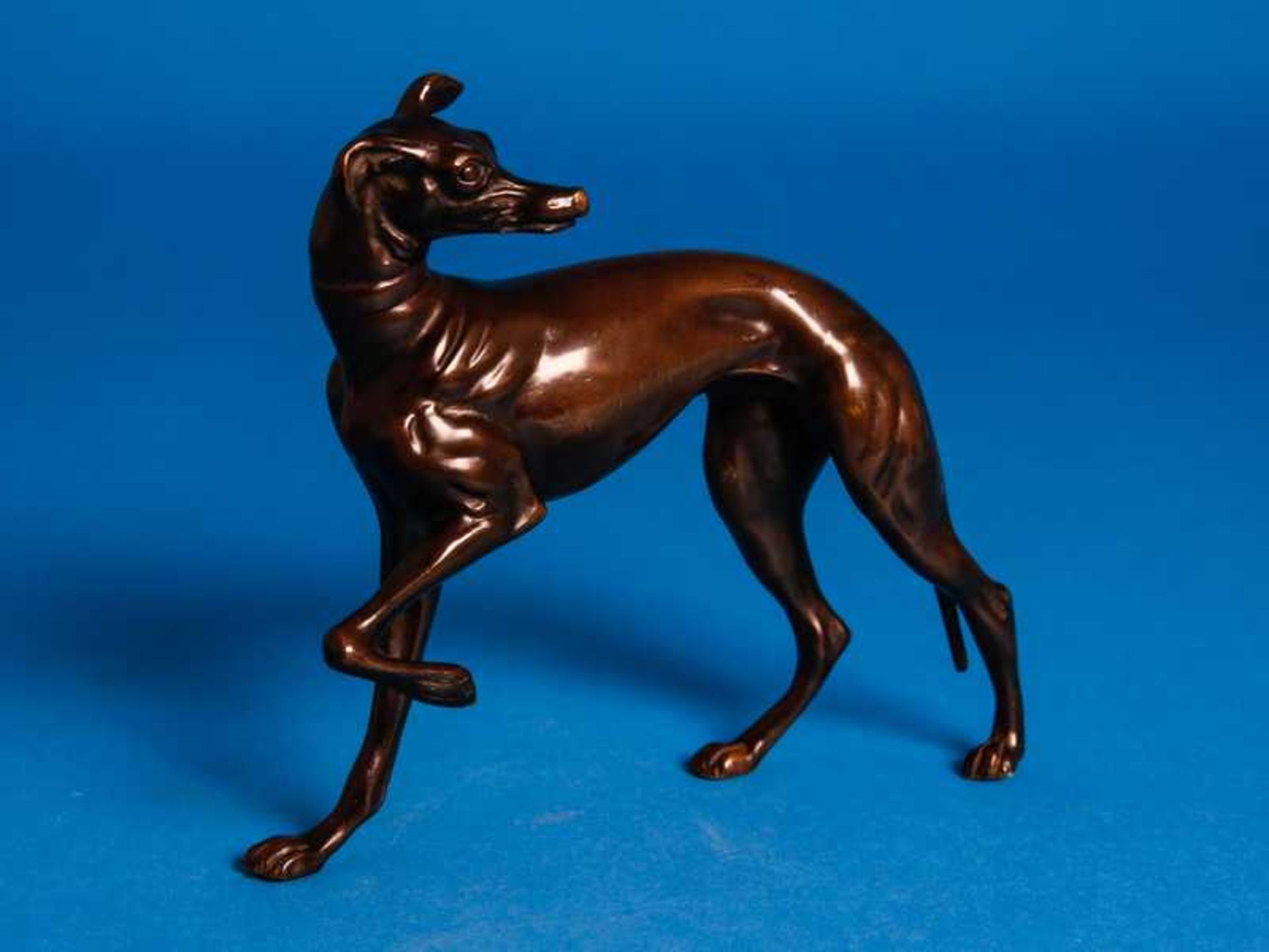 Tierplastik "Windhund", um 1900 Bronze, patiniert. Vollplastischer Windhund in stehender Pose, das