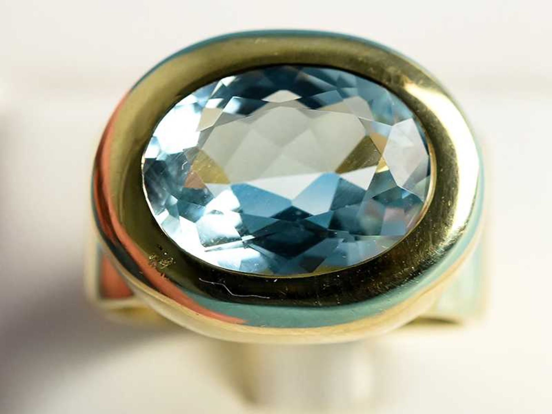 Massiver Bandring mit Aquamarin ca. 5,8 ct, Goldschmiedearbeit, 20. Jh. 585/- Gelbgold. - Image 8 of 10