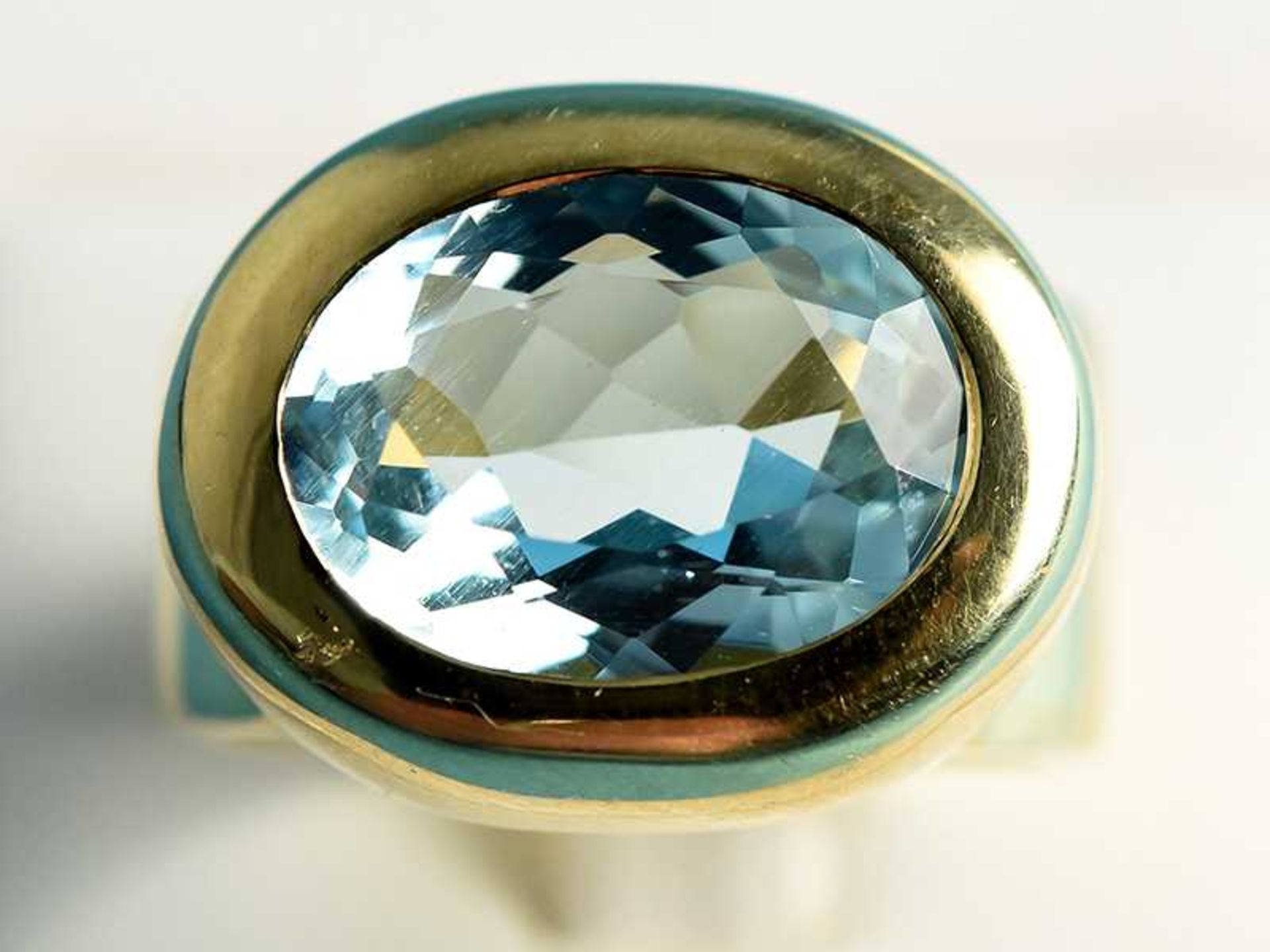 Massiver Bandring mit Aquamarin ca. 5,8 ct, Goldschmiedearbeit, 20. Jh. 585/- Gelbgold. - Image 4 of 10