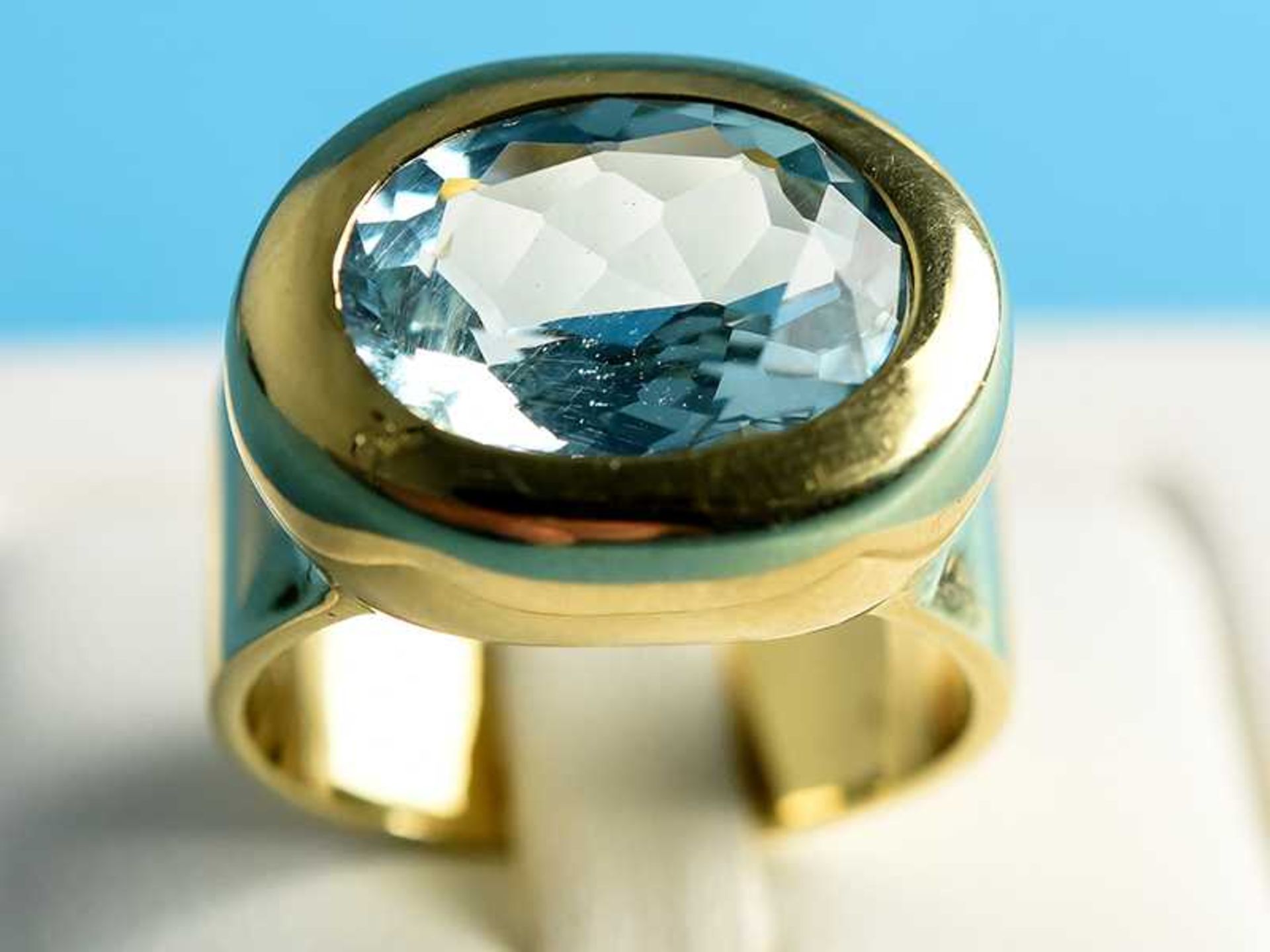 Massiver Bandring mit Aquamarin ca. 5,8 ct, Goldschmiedearbeit, 20. Jh. 585/- Gelbgold. - Image 9 of 10