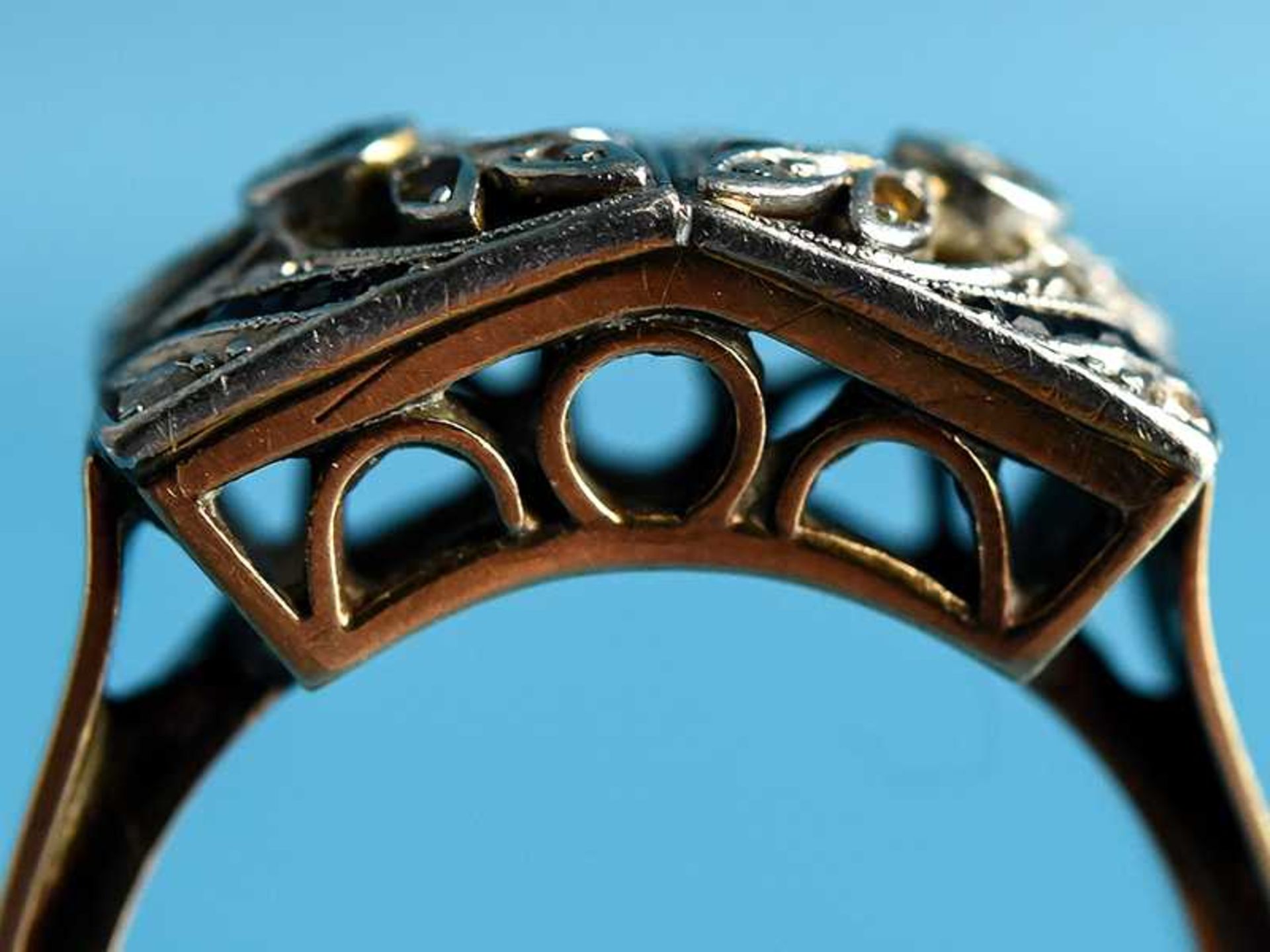 Ring mit kleinen Diamanten und Saphircarrées, Art Deco 585/- Gelbgold und Silber. Giebelartiges - Image 4 of 4