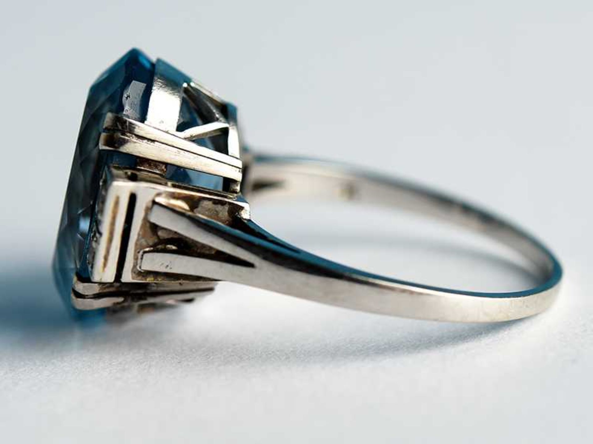 Ring mit hochfeinem Aquamarin ca. 10 ct, wohl aus der Santa Maria Mine und 4 kleinen Diamanten, - Image 3 of 5