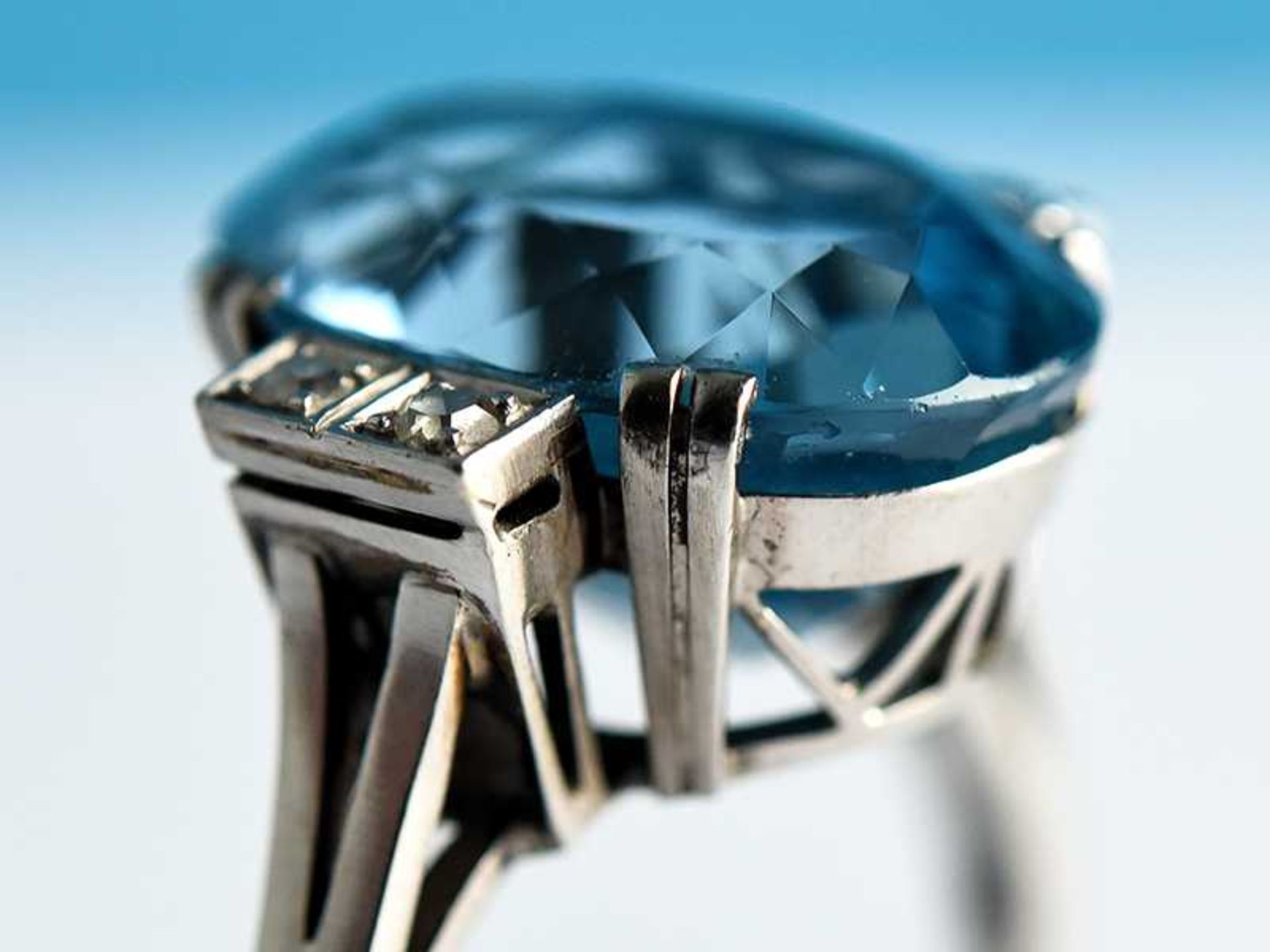Ring mit hochfeinem Aquamarin ca. 10 ct, wohl aus der Santa Maria Mine und 4 kleinen Diamanten, - Image 5 of 5