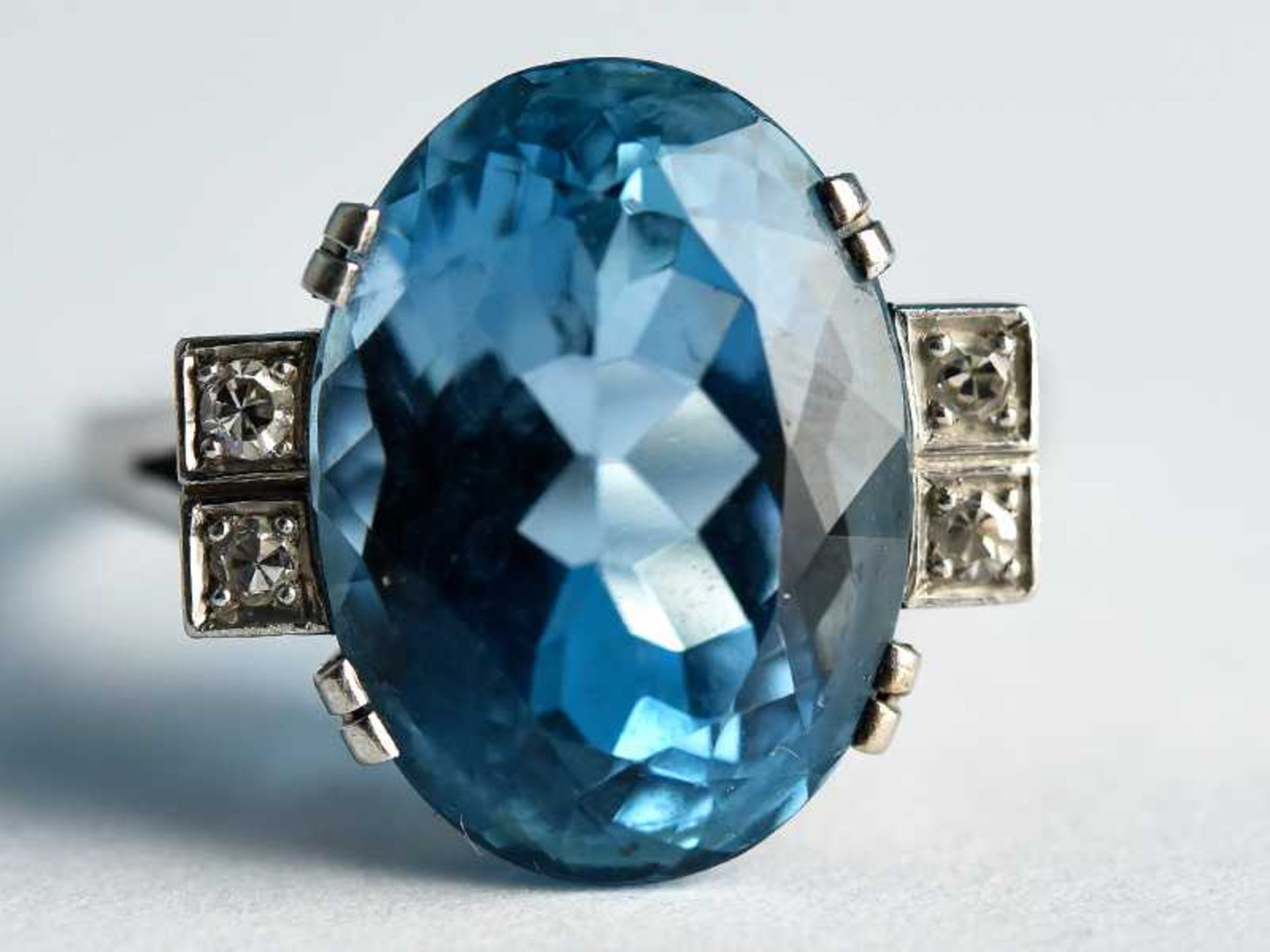 Ring mit hochfeinem Aquamarin ca. 10 ct, wohl aus der Santa Maria Mine und 4 kleinen Diamanten, - Image 2 of 5