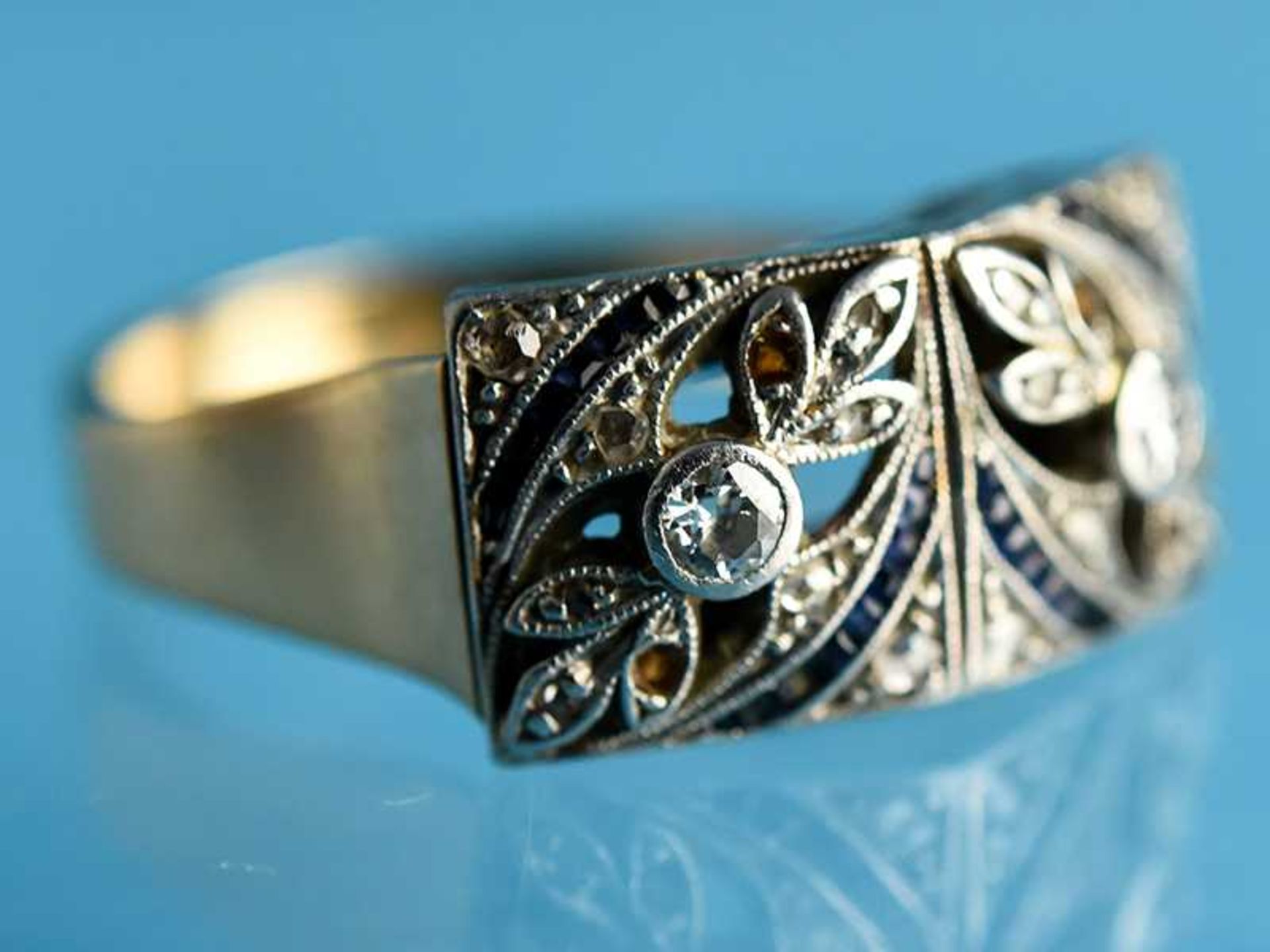 Ring mit kleinen Diamanten und Saphircarrées, Art Deco 585/- Gelbgold und Silber. Giebelartiges