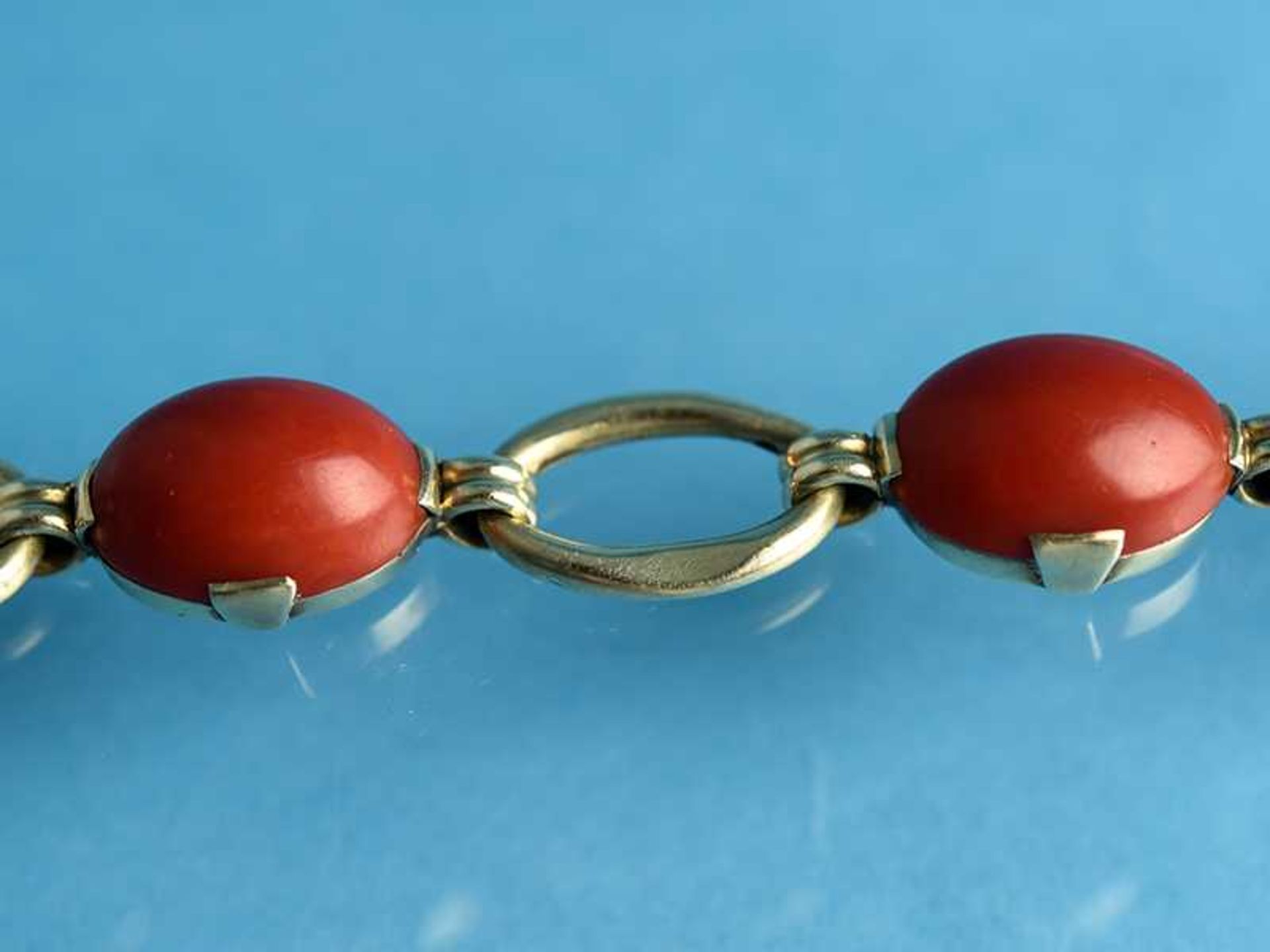 Gliederarmband mit 3 Korallen - Cabochons, ungedeutet gestempelt AMU, 20. Jh. 585/- Gelbgold.