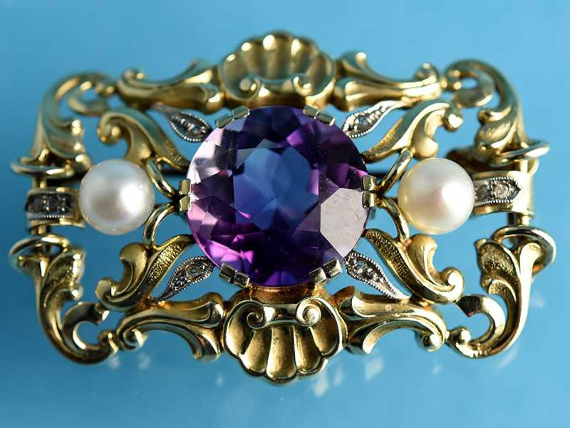 Brosche mit Amethyst, 2 Perlen und 6 kleinen Diamantrosen, Goldschmiedearbeit, 20. Jh. 585/- - Image 2 of 3