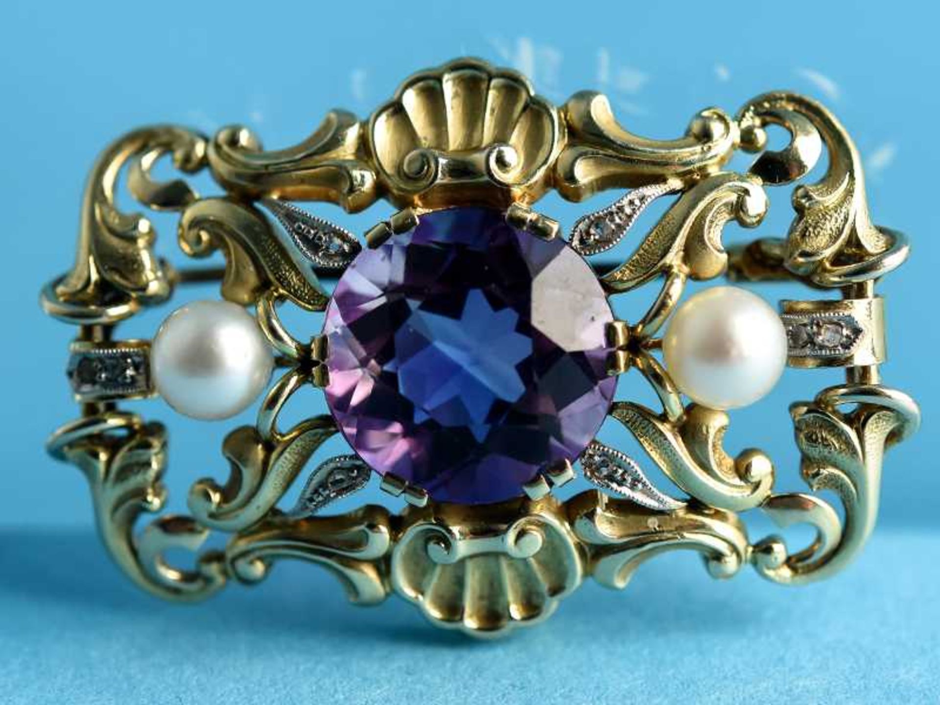 Brosche mit Amethyst, 2 Perlen und 6 kleinen Diamantrosen, Goldschmiedearbeit, 20. Jh. 585/-