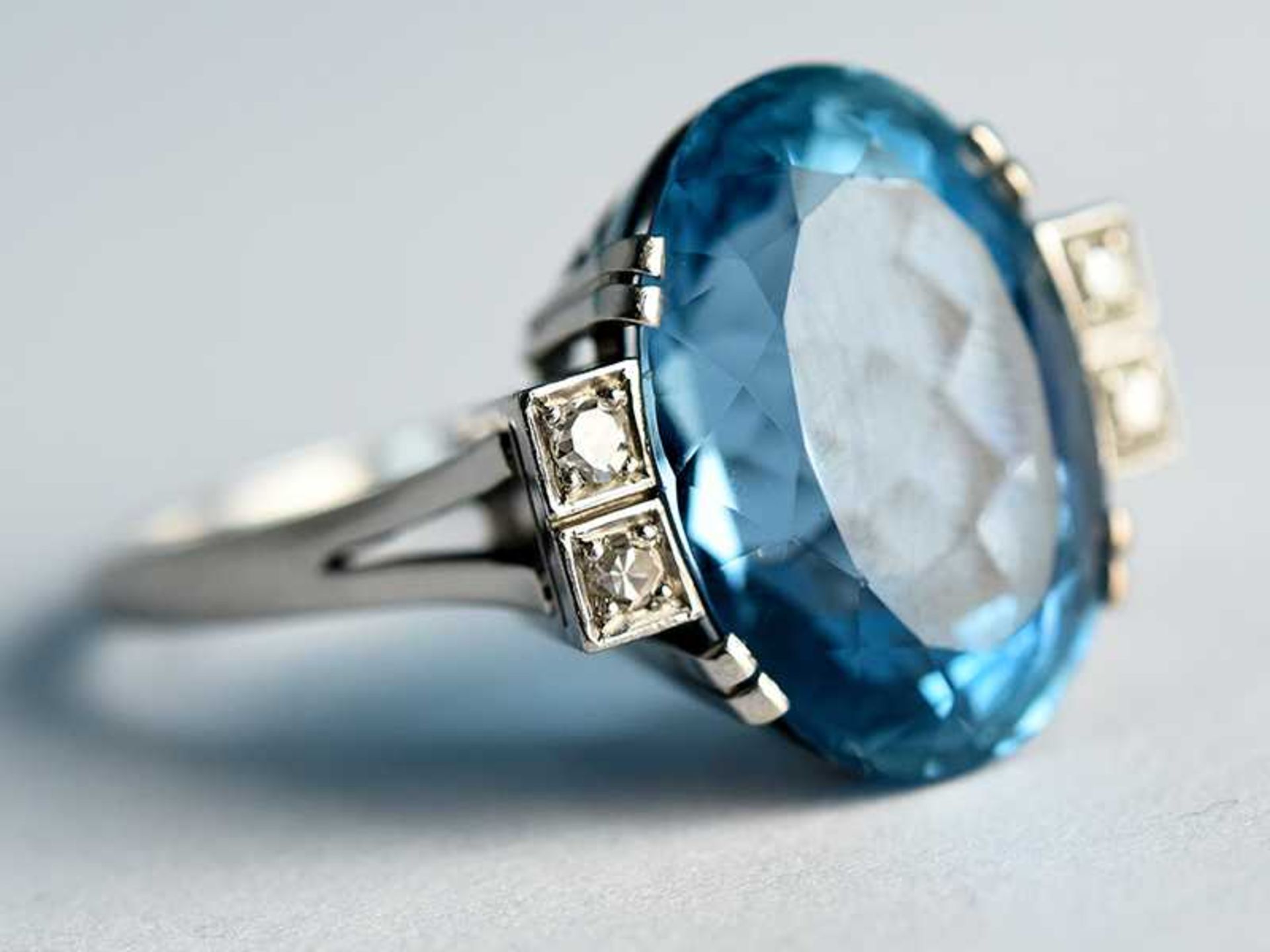 Ring mit hochfeinem Aquamarin ca. 10 ct, wohl aus der Santa Maria Mine und 4 kleinen Diamanten,