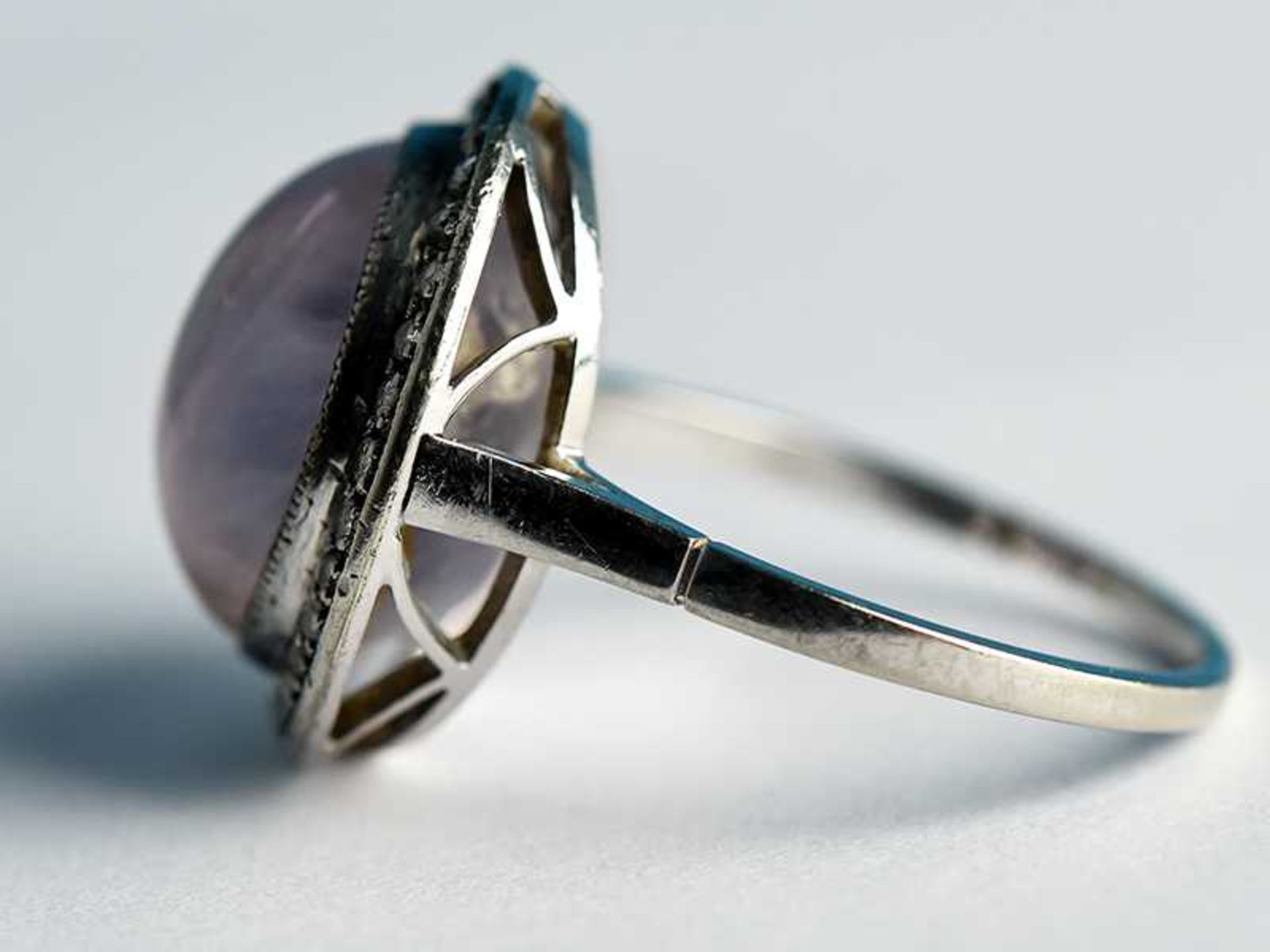 Ring mit Sternsaphir-Cabochon ca. 15 ct und 30 Diamanten, zusammen ca. 0,22 ct, ungedeuteter Stempel - Image 3 of 3