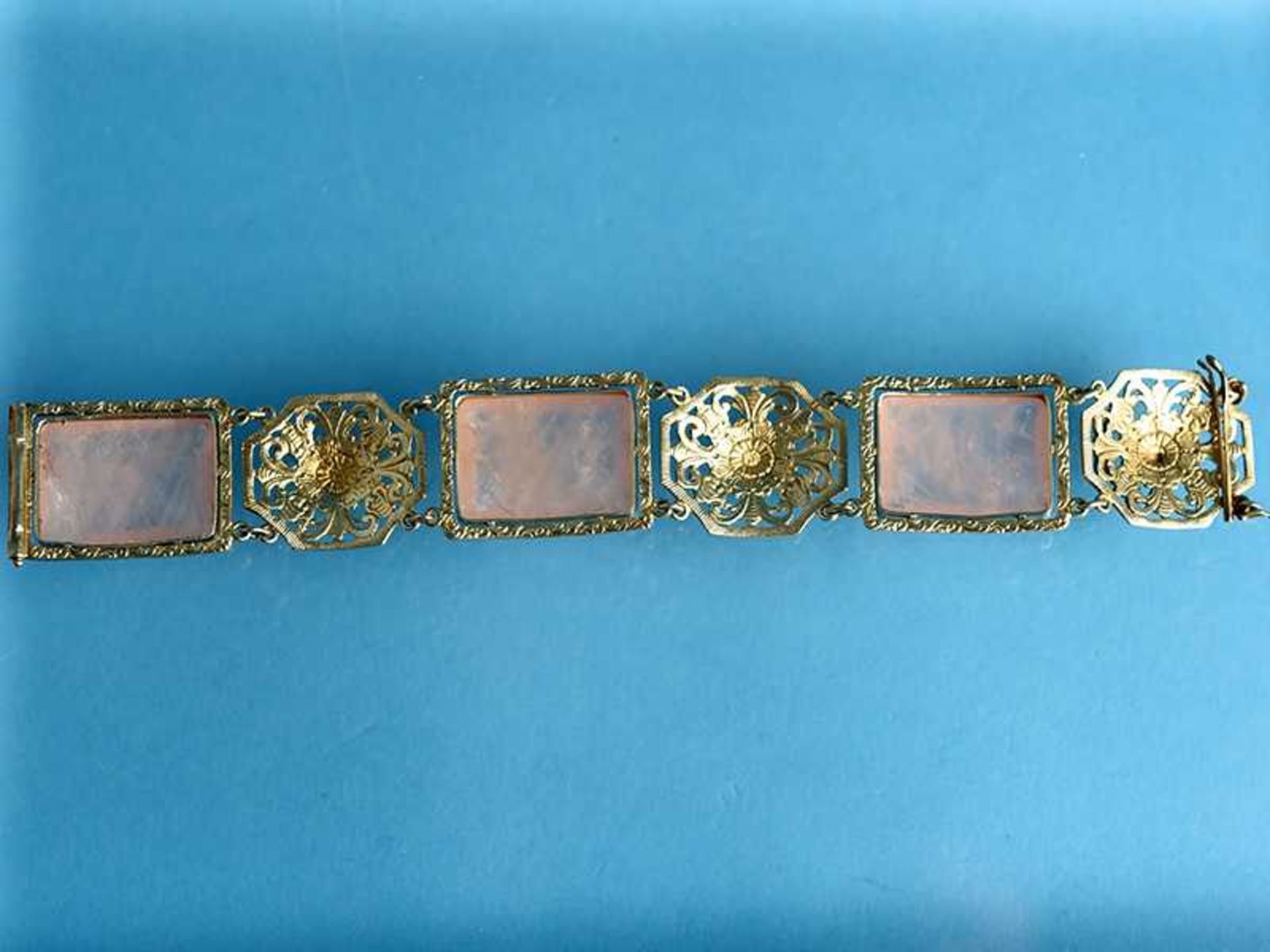 Armband mit Rosenquarz, 20. Jh. Silber vergoldet. Sechsgliedriges Armband. Drei rechteckig gefaßte - Image 3 of 3