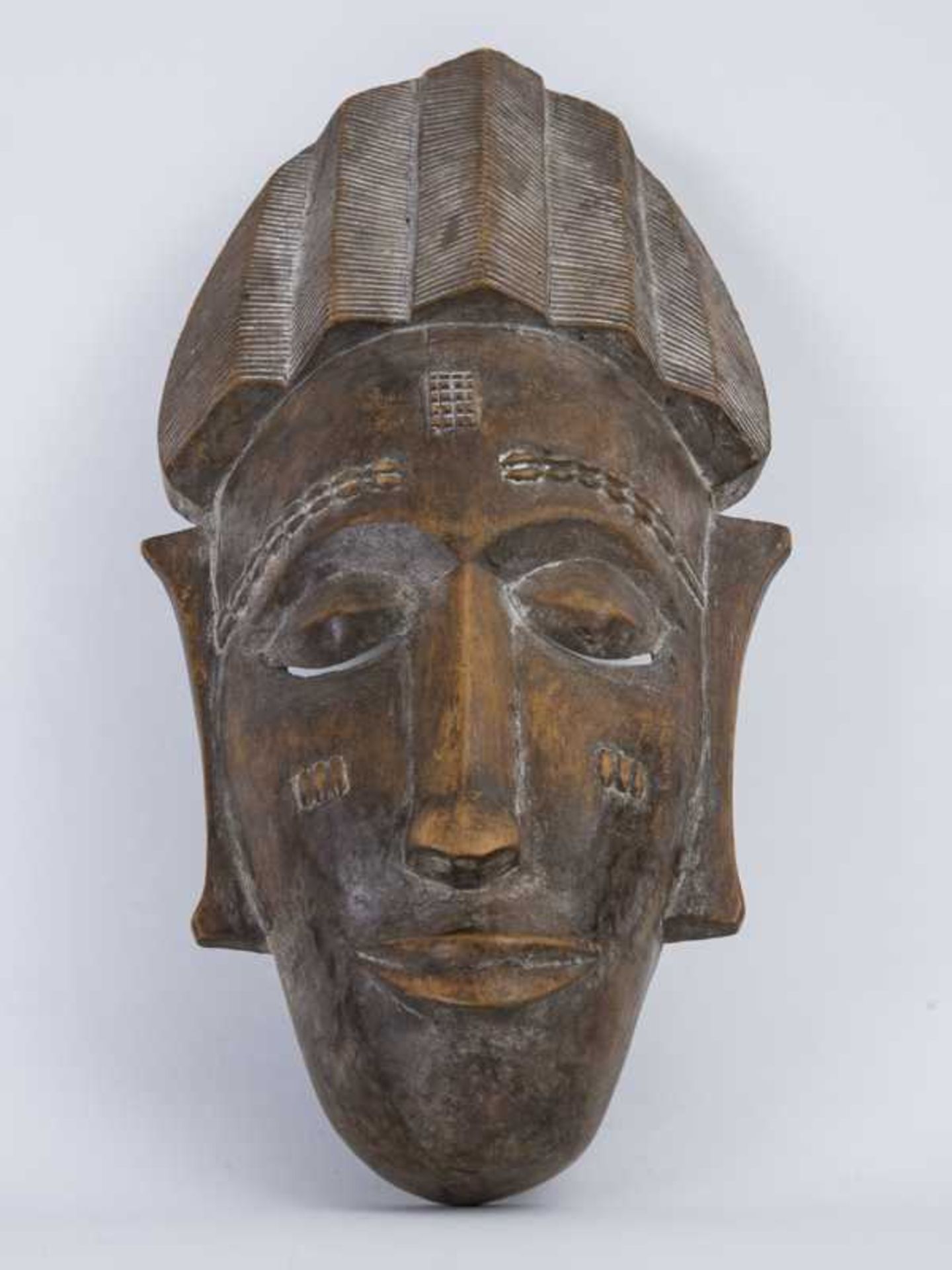 Baule-Maske, Elfenbeinküste, 1. Hälfte 20. Jh. Helles Holz, weiß konturiert. Geschnitzte Porträt- - Image 2 of 5