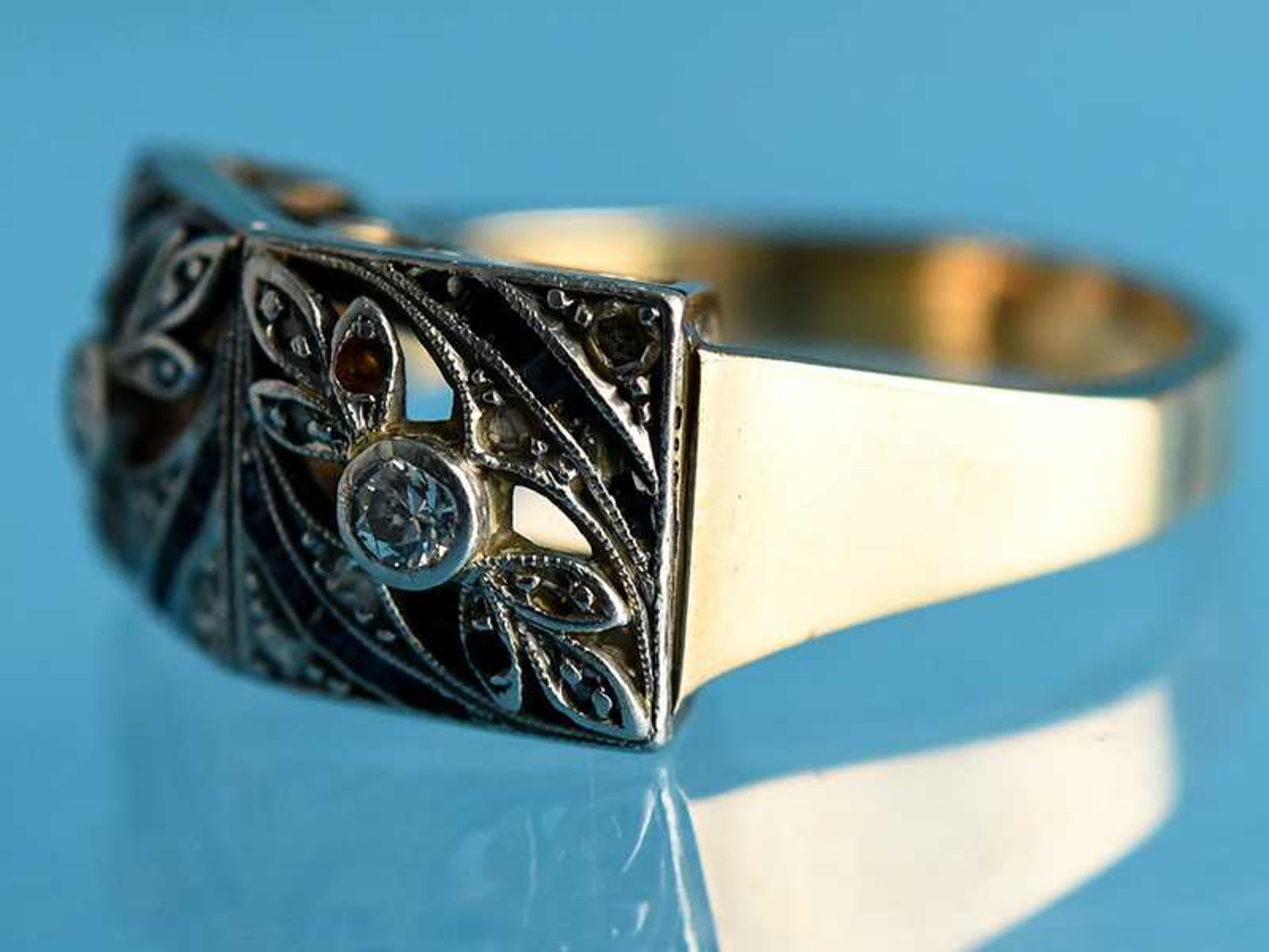 Ring mit kleinen Diamanten und Saphircarrées, Art Deco 585/- Gelbgold und Silber. Giebelartiges - Image 3 of 4