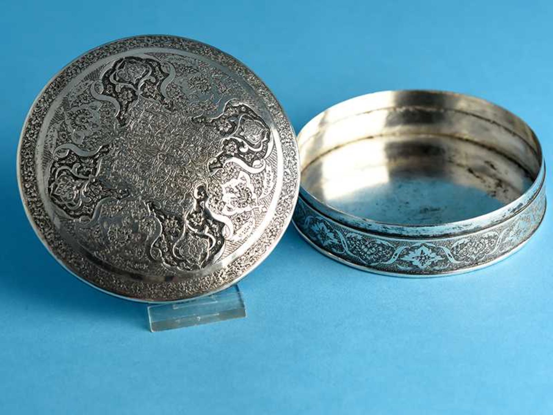 Deckeldose, Isfahan/Persien, 20. Jh. Silber (84-Zolotnik), ca. 304 g. Runde Form mit leicht