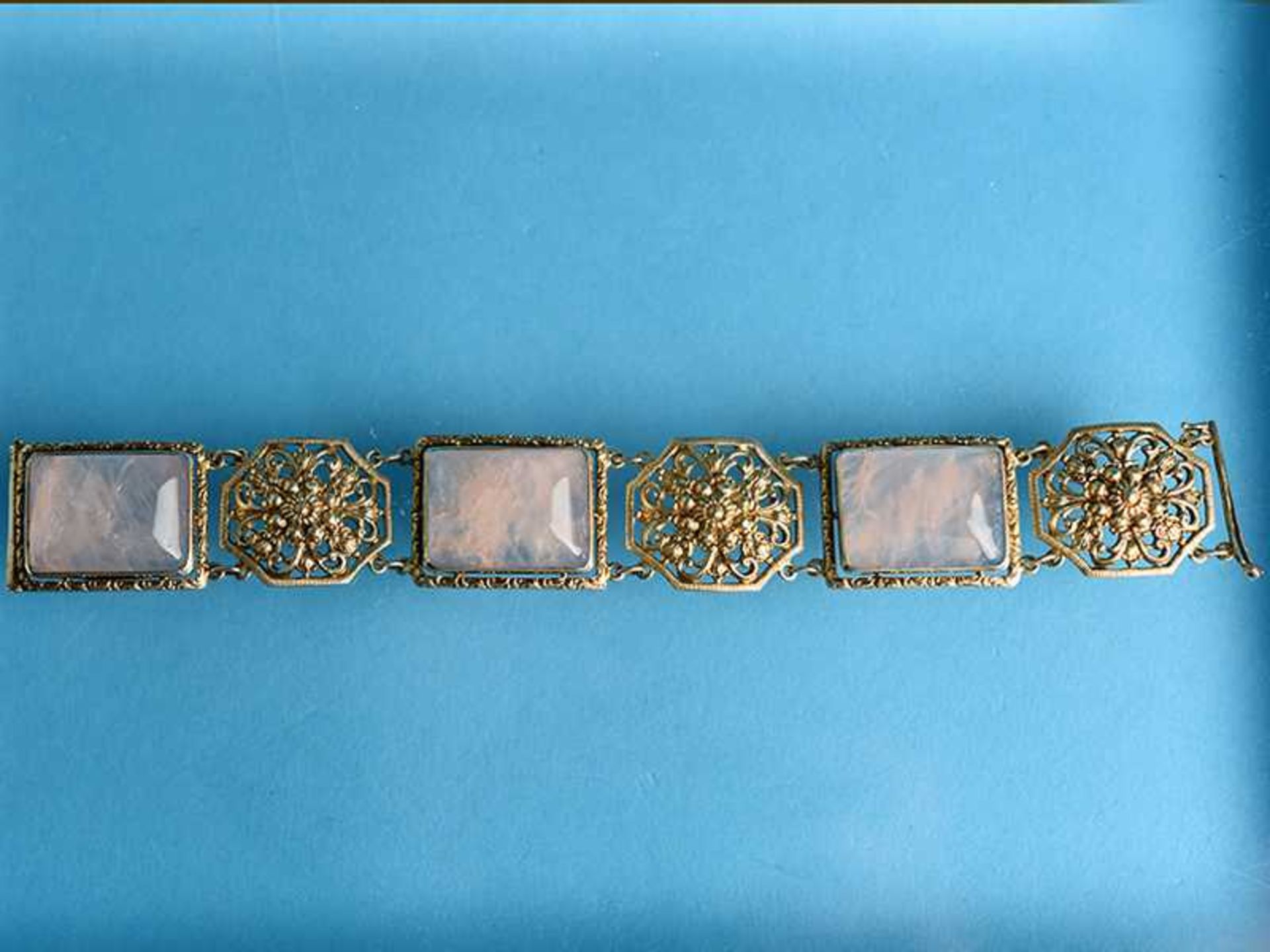 Armband mit Rosenquarz, 20. Jh. Silber vergoldet. Sechsgliedriges Armband. Drei rechteckig gefaßte - Image 2 of 3