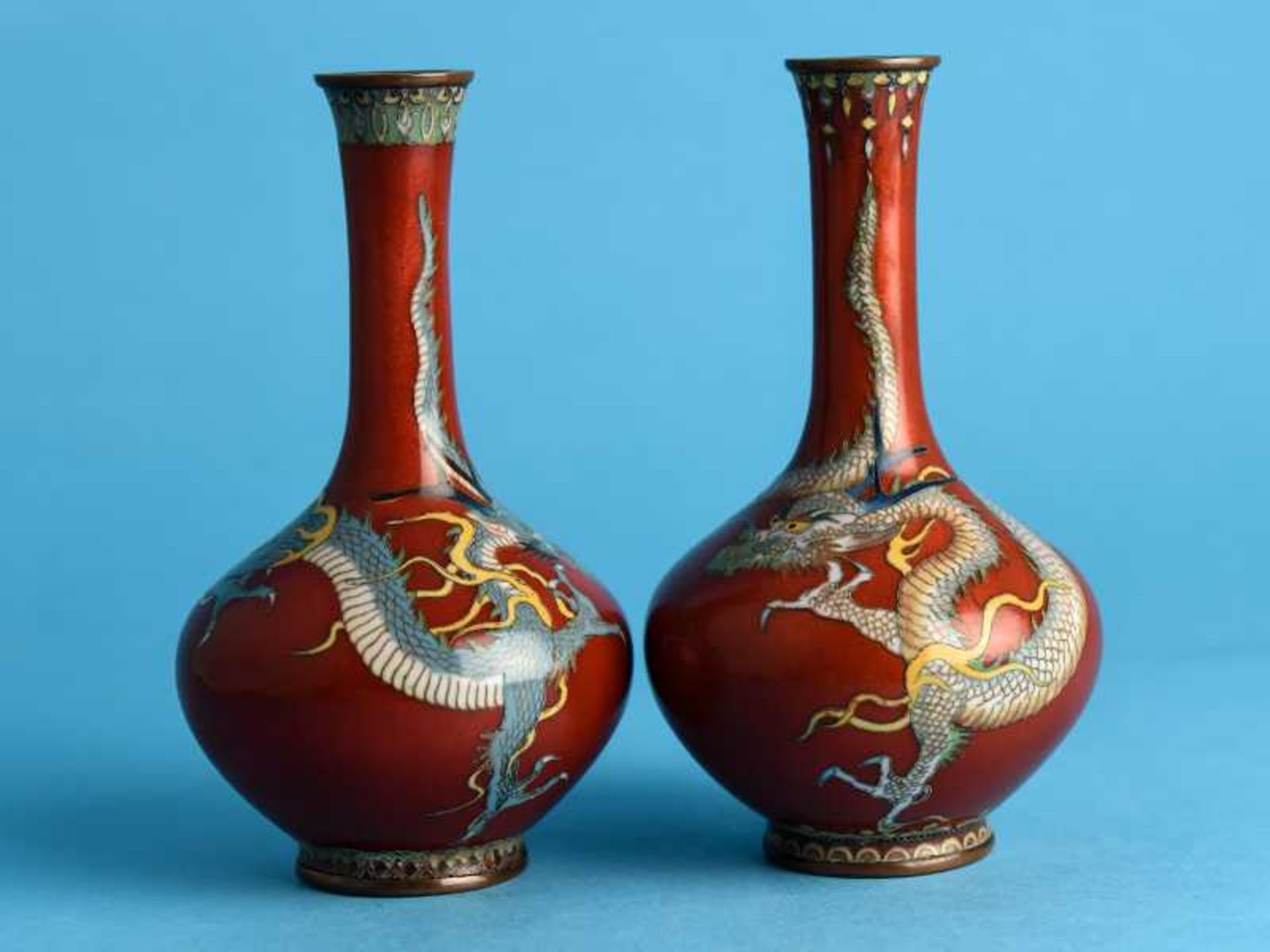 Paar kleine Cloisonné-Vasen, Japan, Meiji-Zeit Emaille-Cloisonné auf Messing/Kupfer. Gebauchter