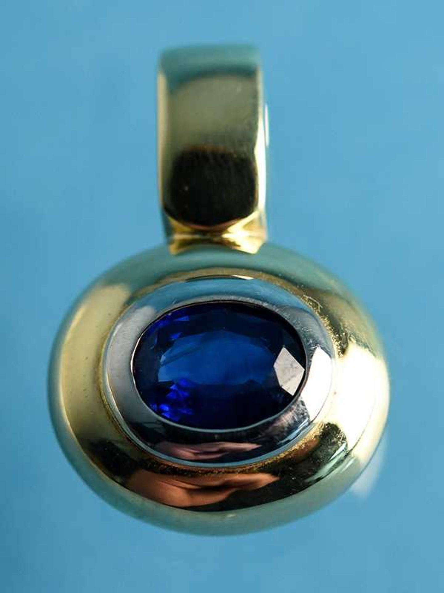 Moderner Anhänger mit Saphircabochon, 20. Jh. 585/-Gelb- und Weißgold. Gesamtgewicht ca. 7,3 g.