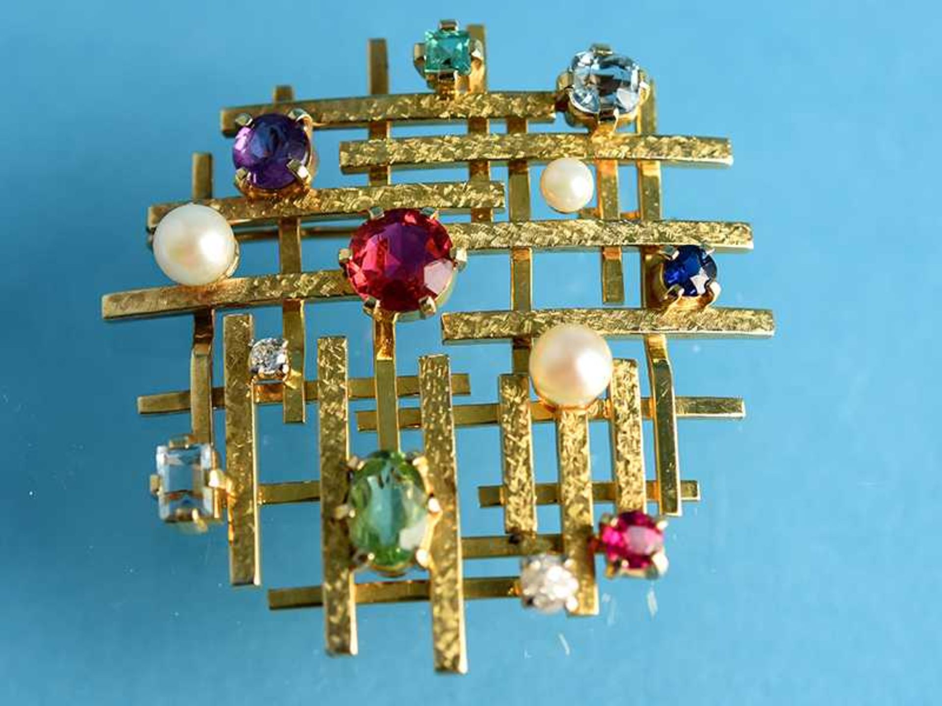 Moderne Brosche mit Perlen, verschiedenen Farbsteinen und Altschliff-Diamanten, zusammen ca. 0,2 ct,