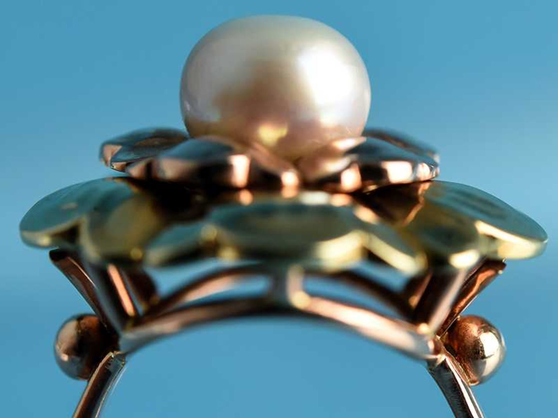 Ring mit einer Zuchtperle, Goldschmiedearbeit, 20. Jh. 585/- Gelb- und Rotgold. Gesamtgewicht ca. - Image 4 of 4