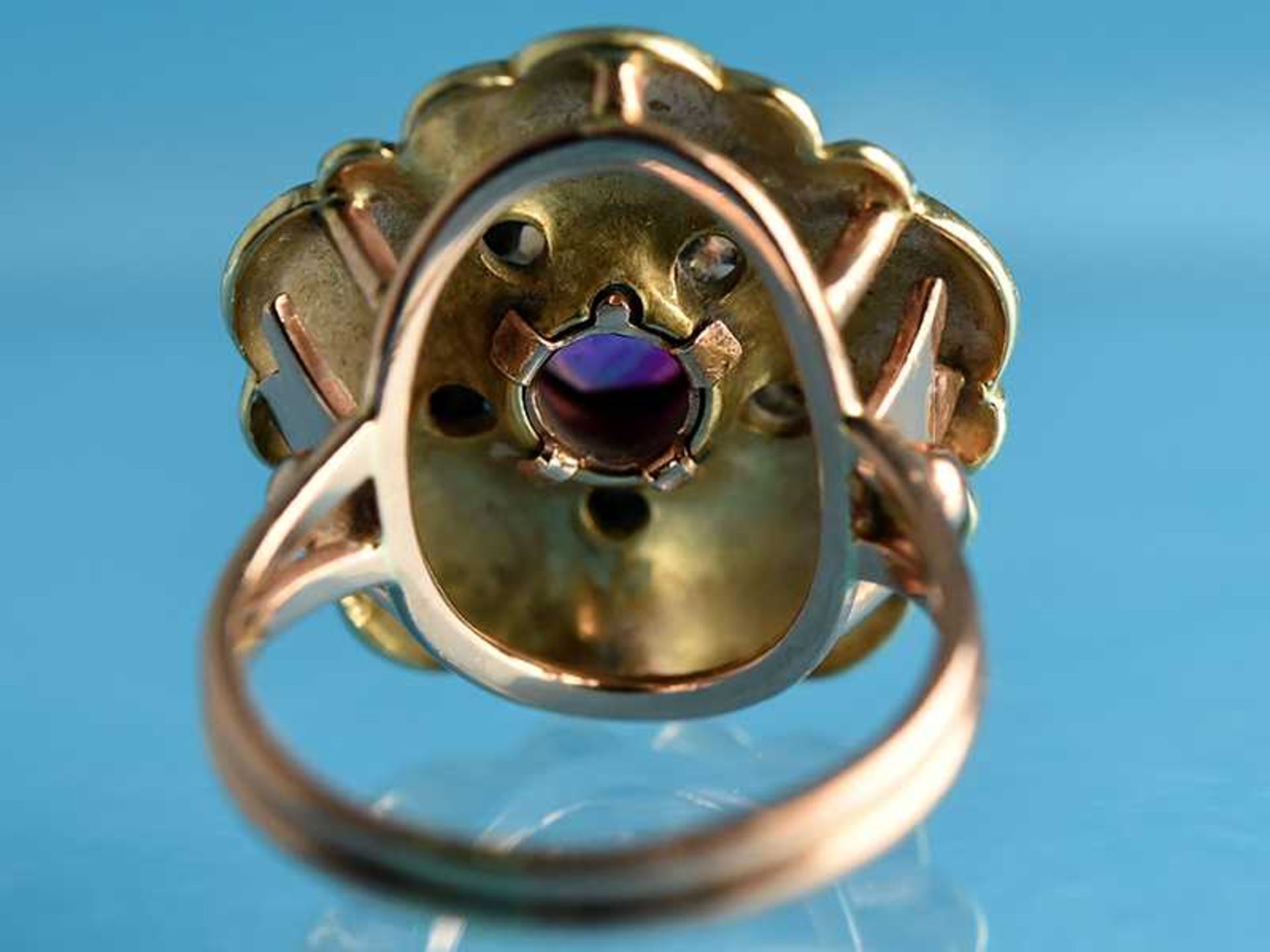 Ring mit pinkfarbenem Saphir und 12 Diamanten, Goldschmiedearbeit, 20. Jh. 585/- Gelb- und - Image 3 of 5