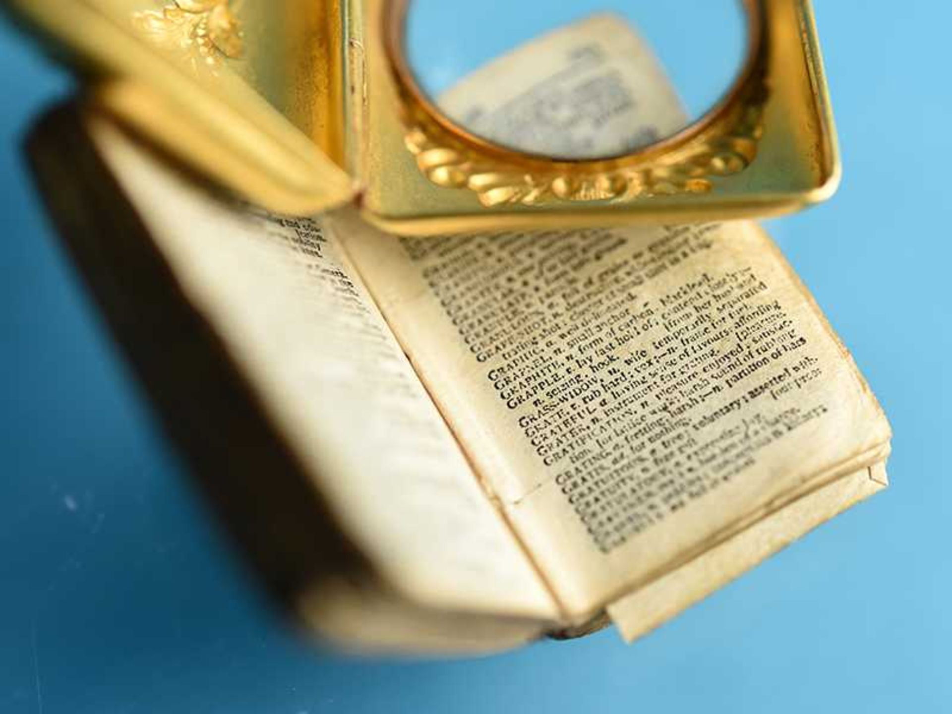 Goldener Medaillonanhänger mit dem kleinsten Buch "Dictionary/ English" der Welt, 20. Jh. 585/- - Image 5 of 6
