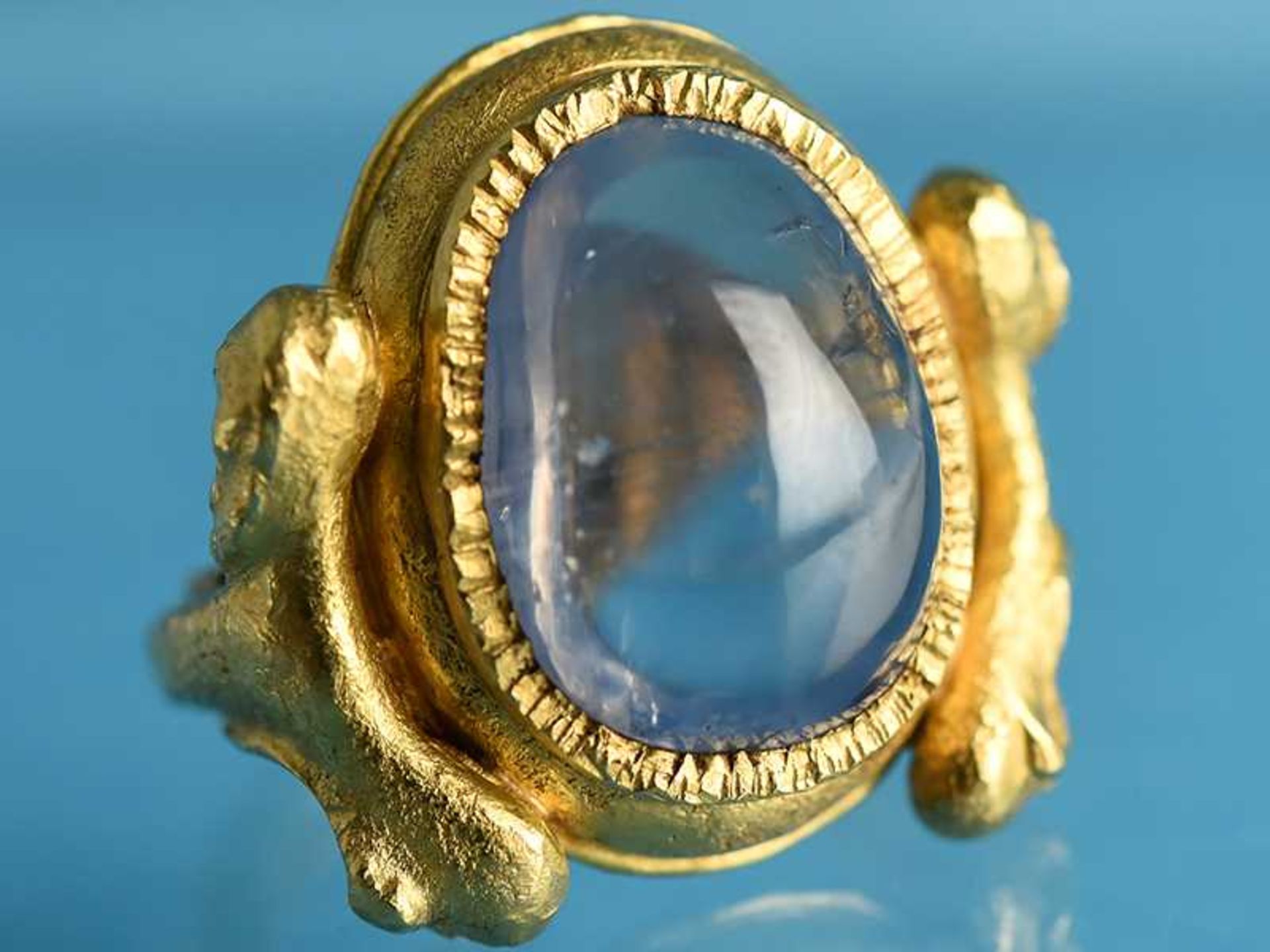 Massiver Ring mit natürlichem Saphir - Cabochon von 30 ct, Goldschmiedearbeit von Wolfgang
