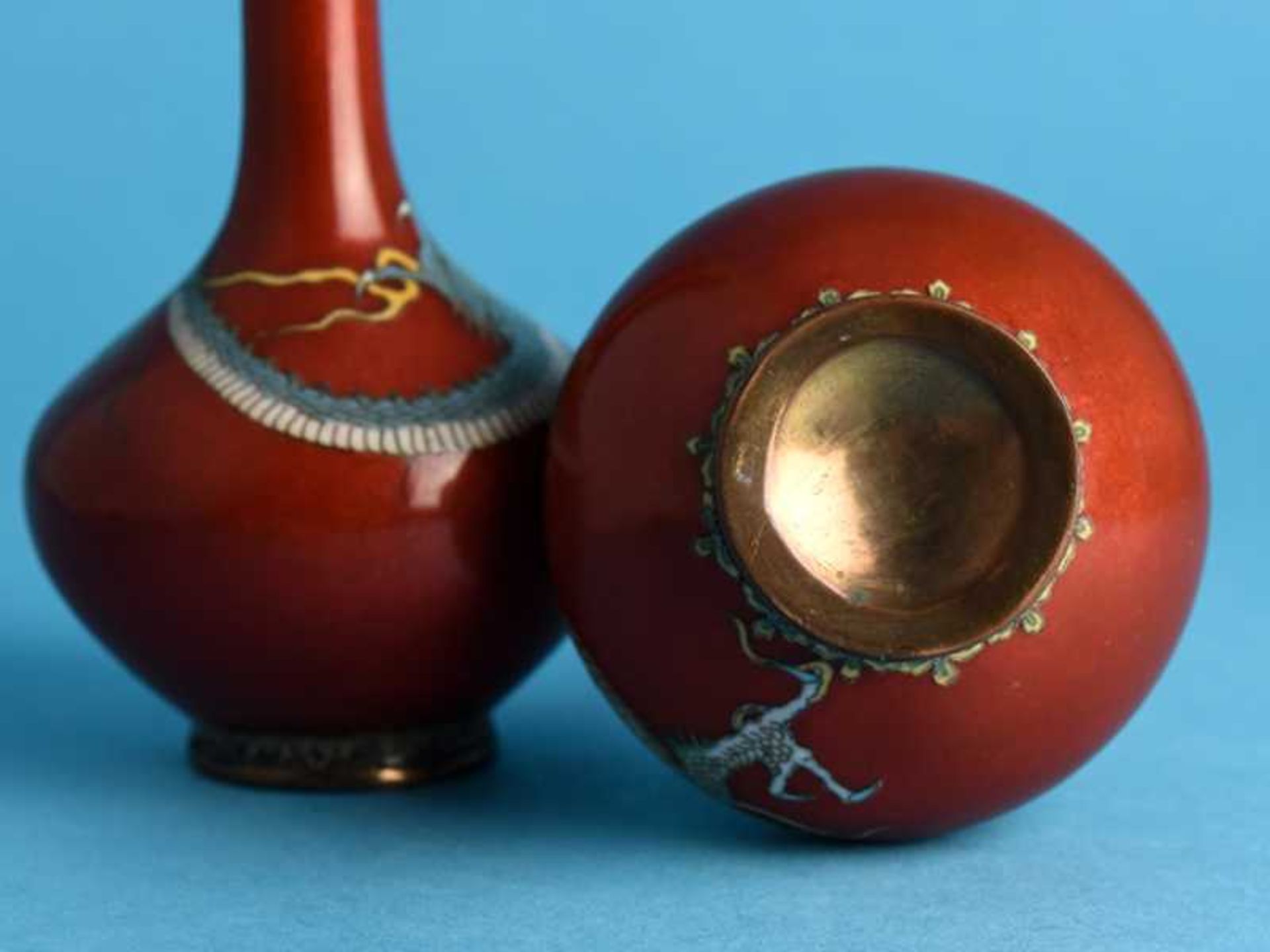 Paar kleine Cloisonné-Vasen, Japan, Meiji-Zeit Emaille-Cloisonné auf Messing/Kupfer. Gebauchter - Image 2 of 2