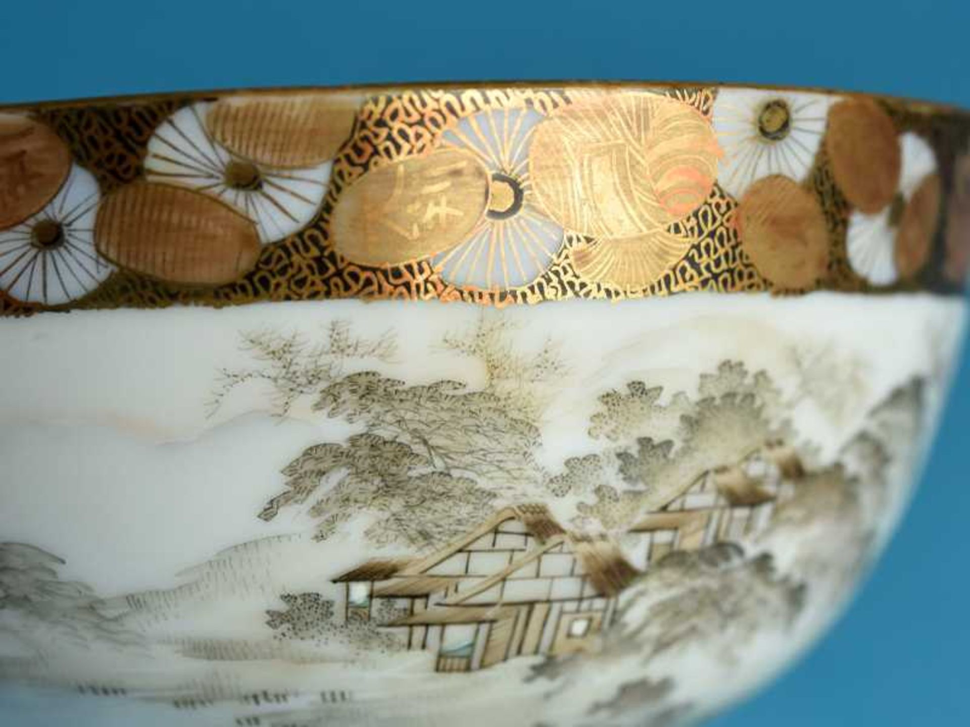 Satsuma-Kumme, Japan, um 1900 Dünnwandiges Weißporzellan mit polychromer Landschafts-Malerei und - Image 2 of 4
